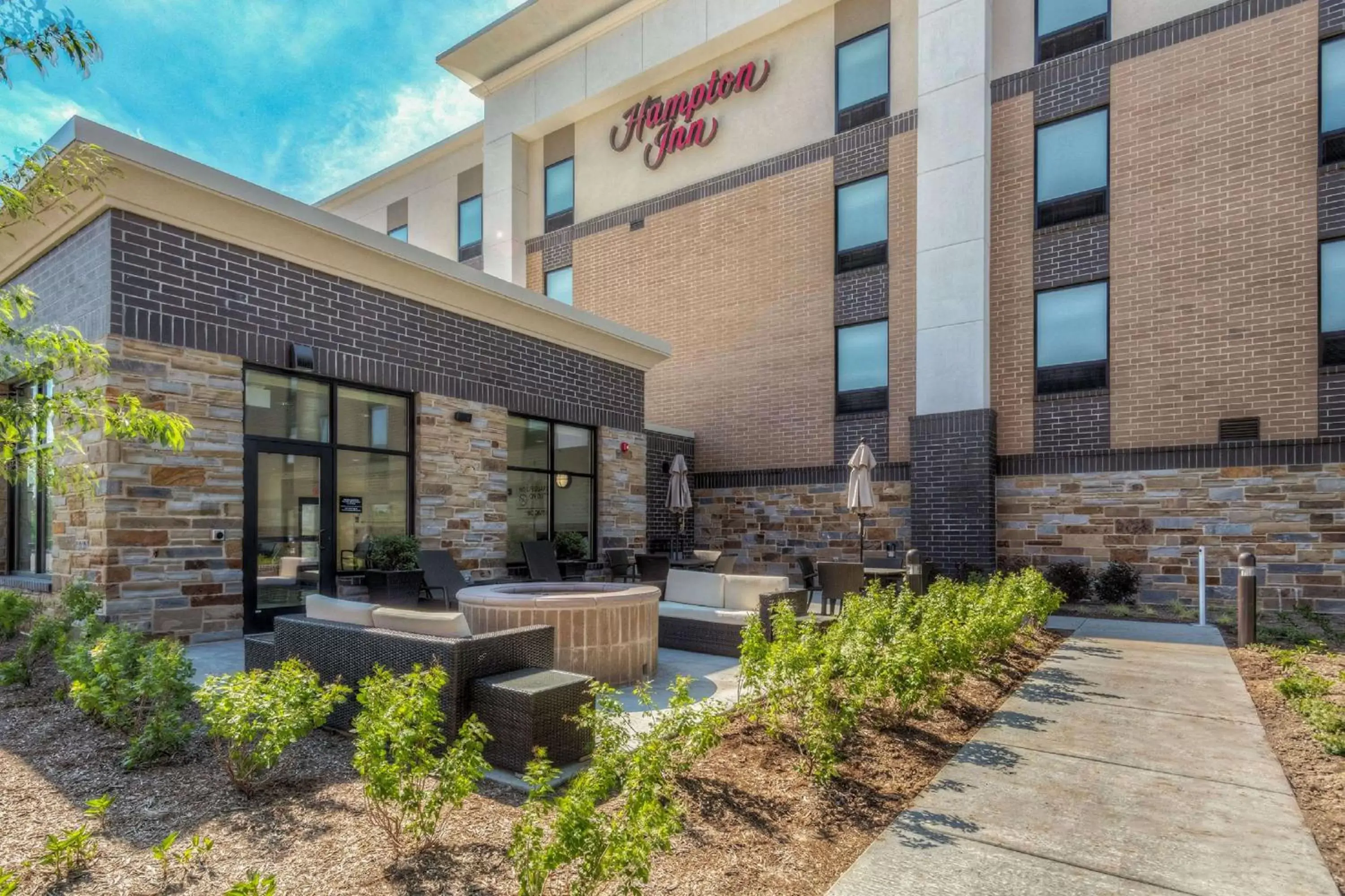 Patio, Property Building in Hampton Inn-St. Louis Wentzville, MO