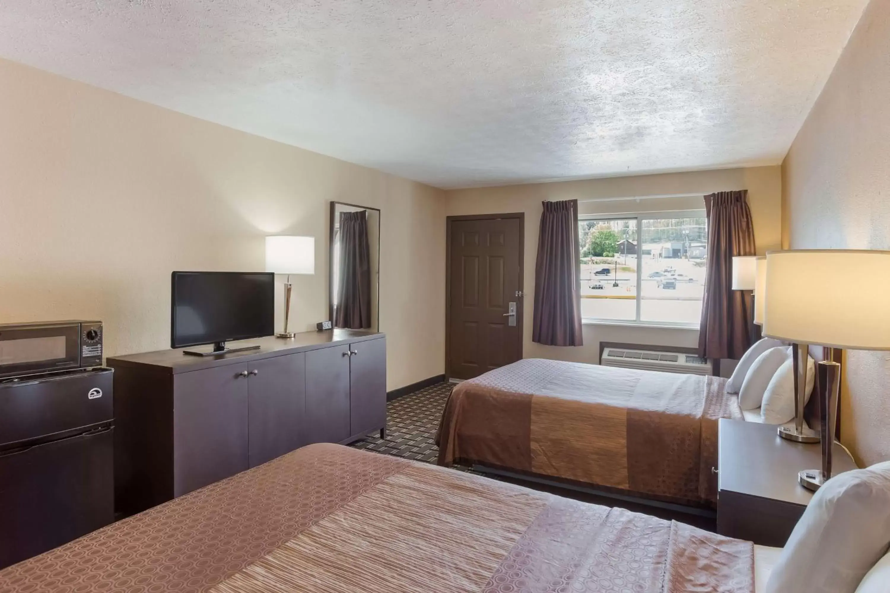 TV and multimedia in SureStay Hotel by Best Western Summersville