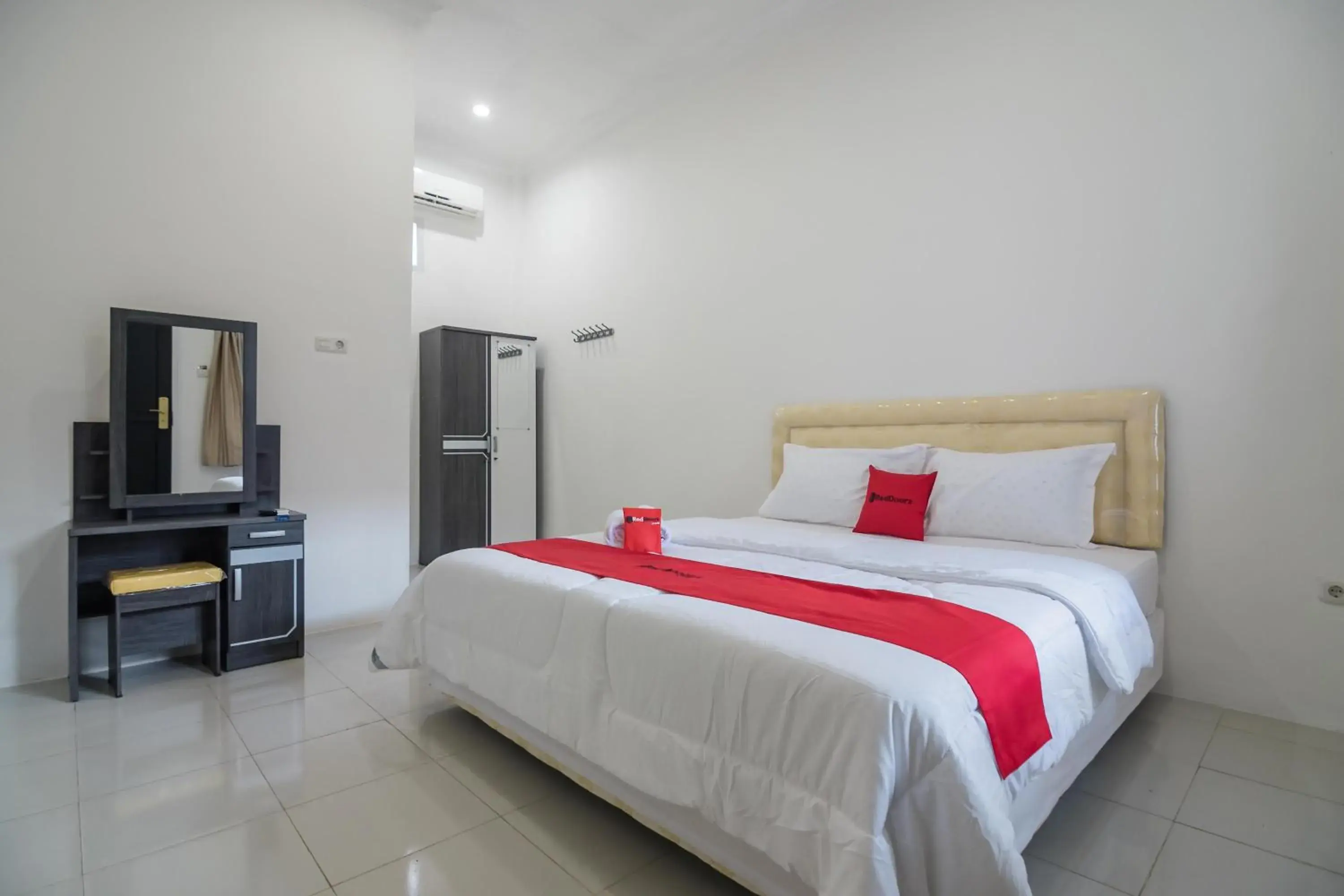 Bedroom, Bed in RedDoorz near Sultan Thaha Airport Jambi Bedroom, Bed in RedDoorz near Sultan Thaha Airport Jambi