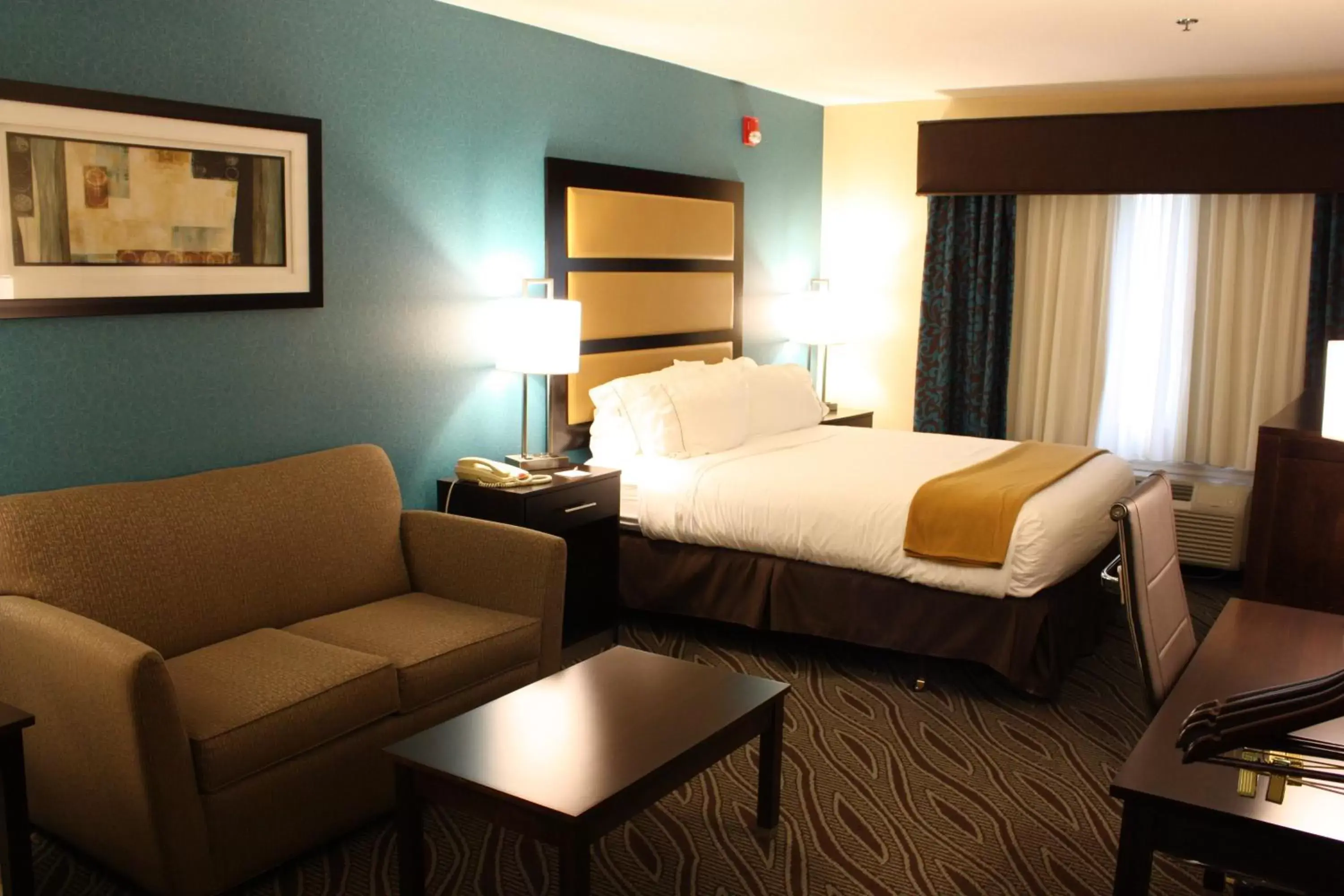 Photo of the whole room, Bed in Holiday Inn Express - Ludlow - Chicopee Area, an IHG Hotel