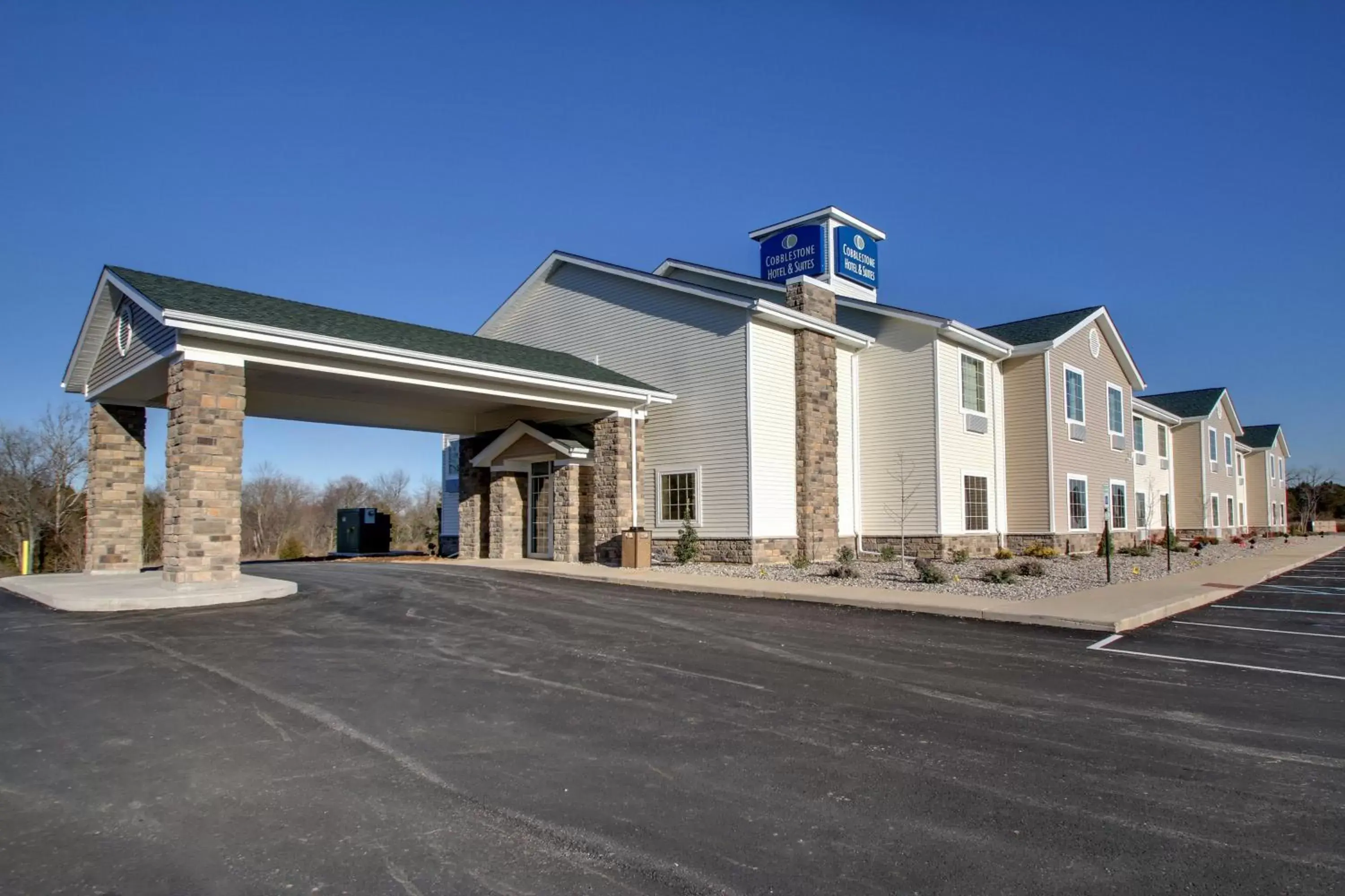 Facade/entrance, Property Building in Cobblestone Hotel & Suites - Charlestown