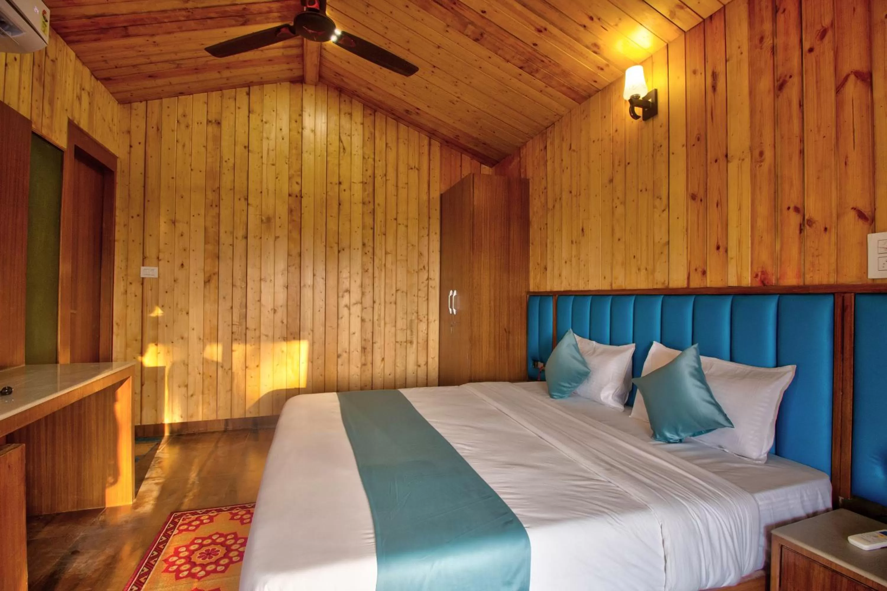 Photo of the whole room, Bed in Oceano Beach Resort