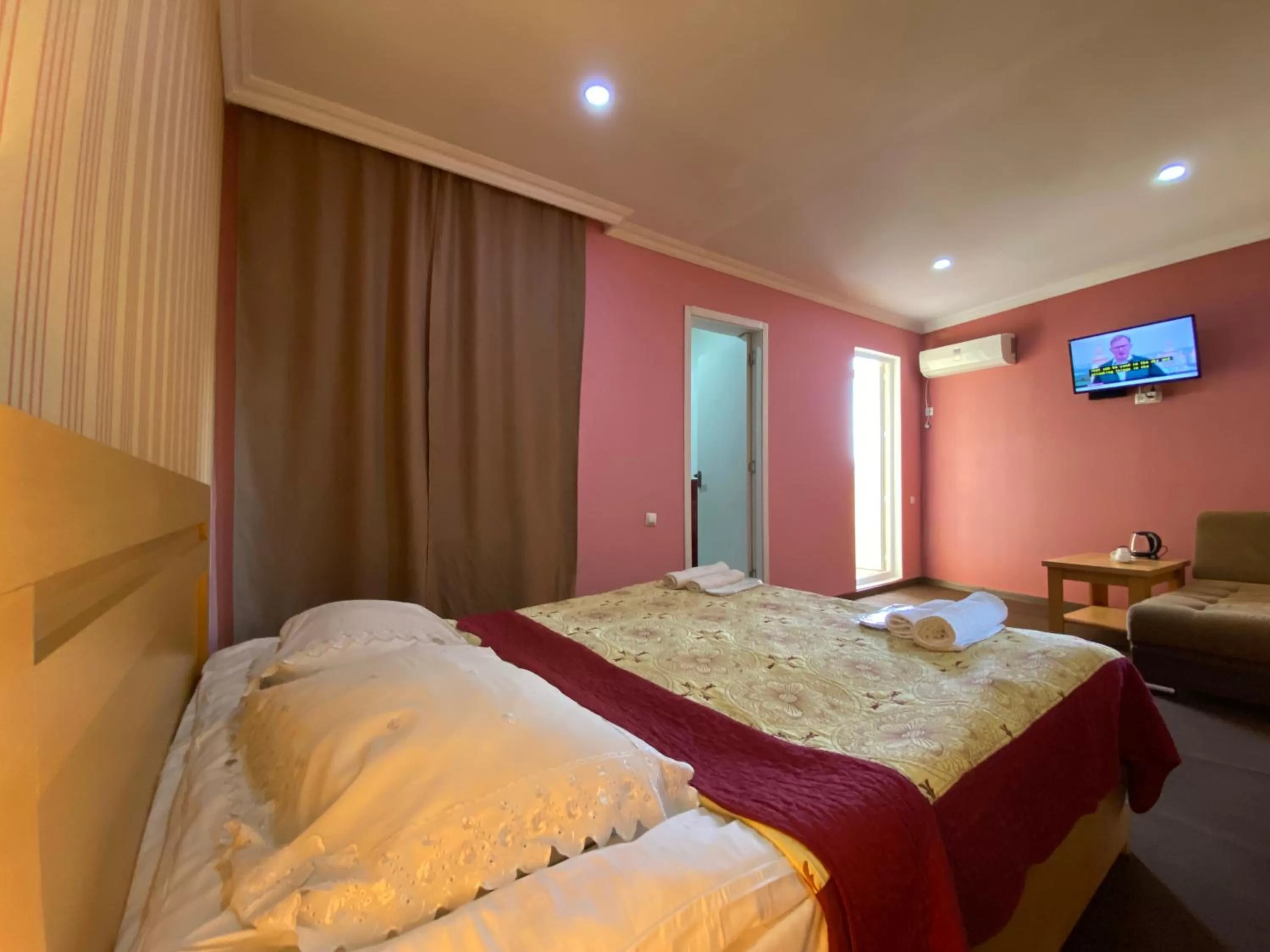 Bed in Hotel Shalimar