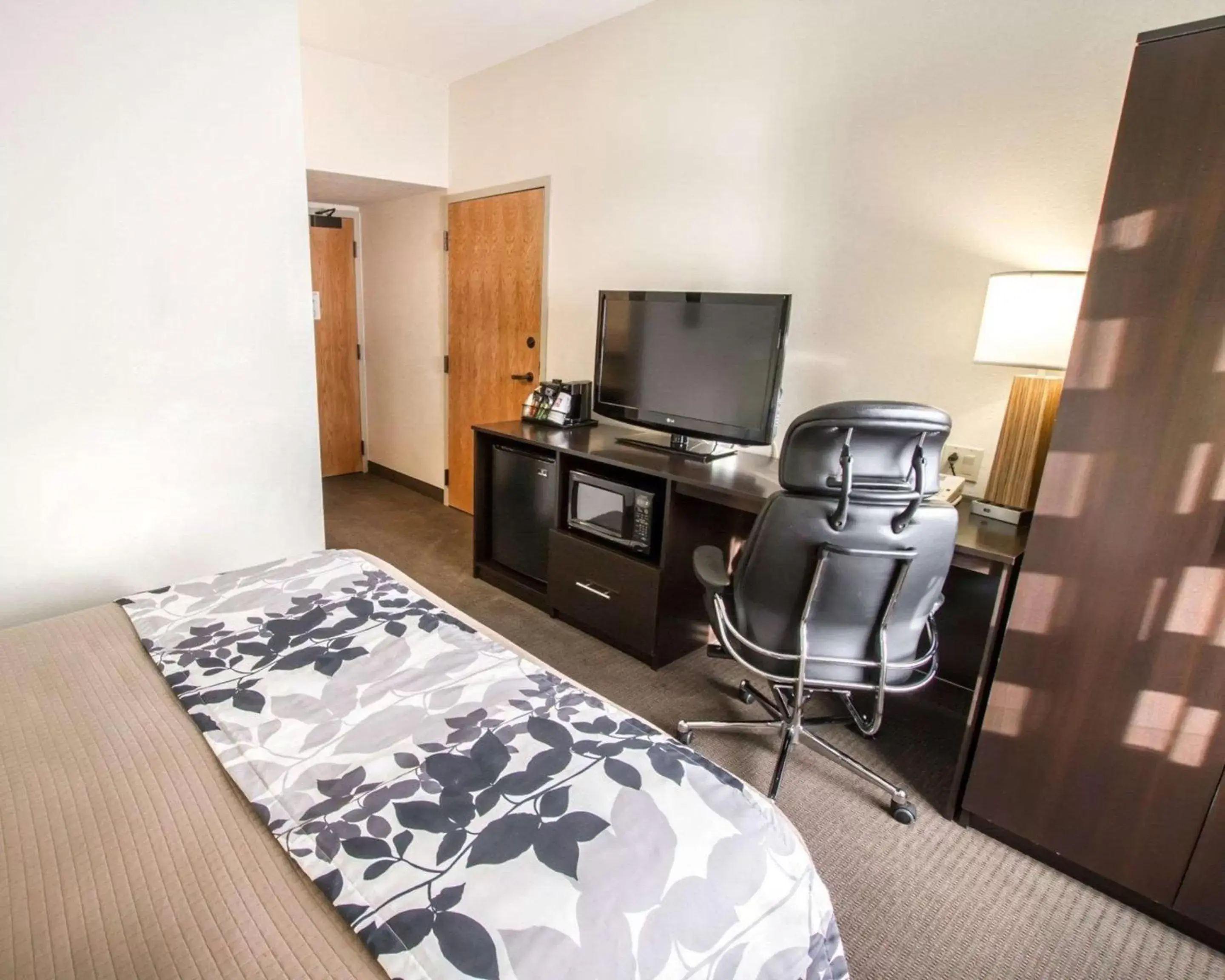 Photo of the whole room, TV/Entertainment Center in Sleep Inn at North Scottsdale Road