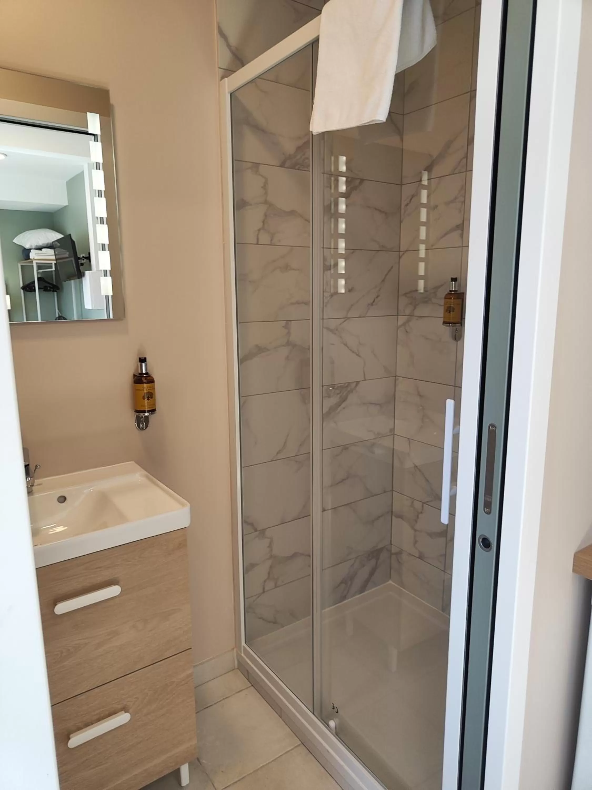 Shower in Hotel de la Terrasse