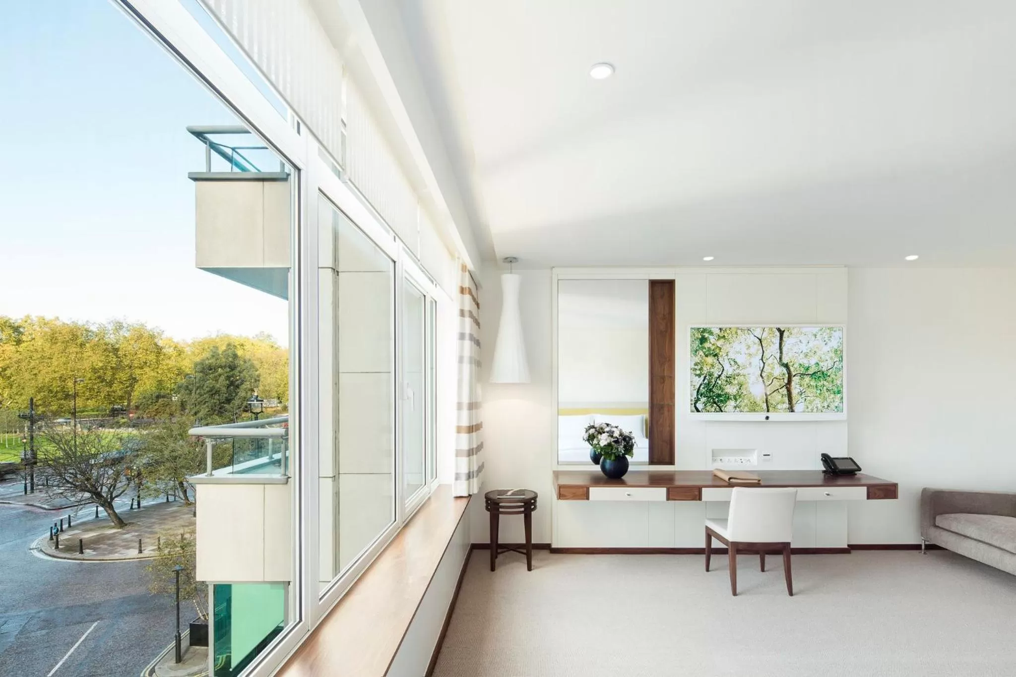 Photo of the whole room in COMO Metropolitan London