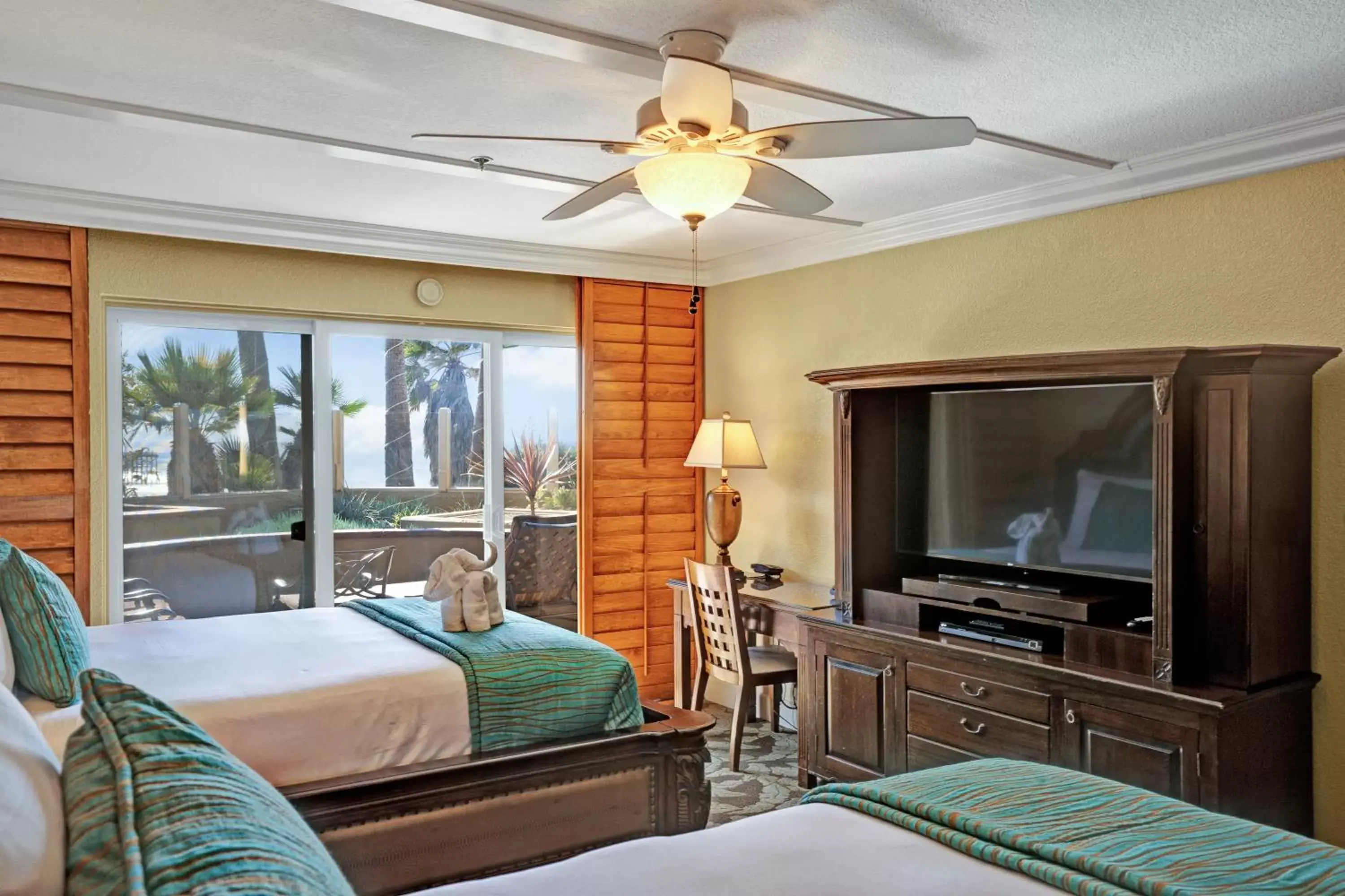 Bed, TV/Entertainment Center in Pacific Terrace Hotel
