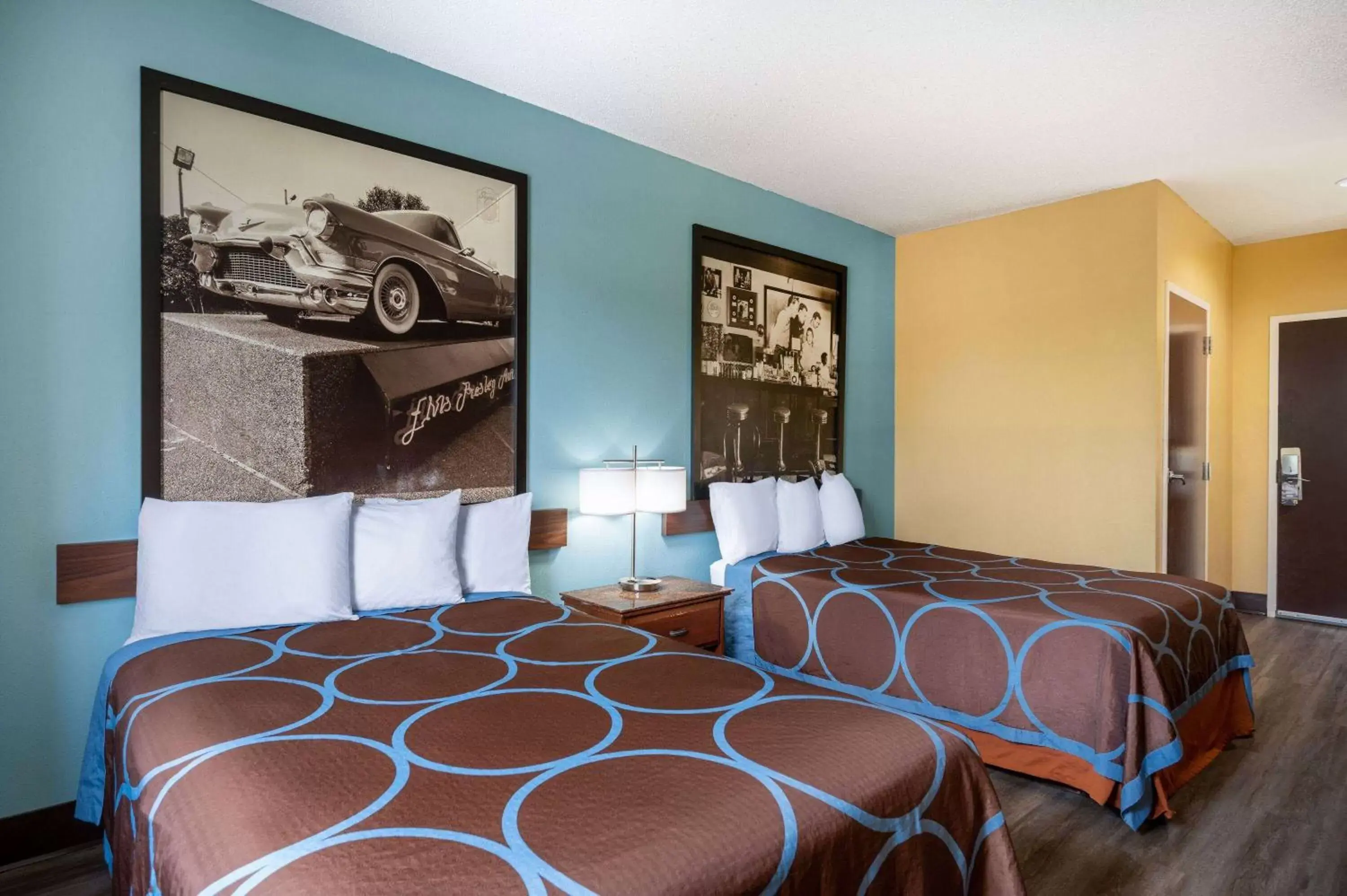Photo of the whole room, Bed in Super 8 by Wyndham Salisbury