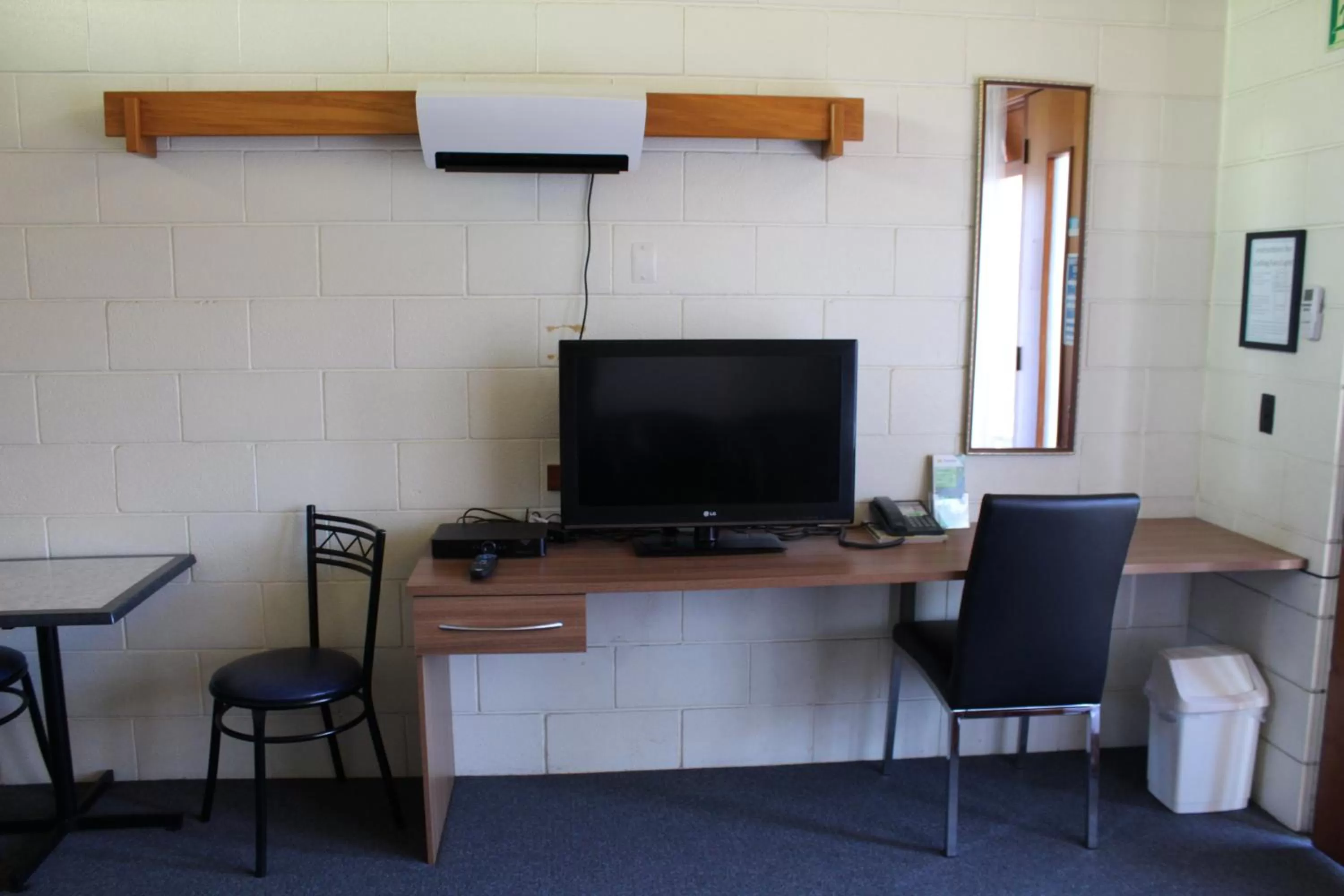 TV and multimedia in Elmore Lodge Motel