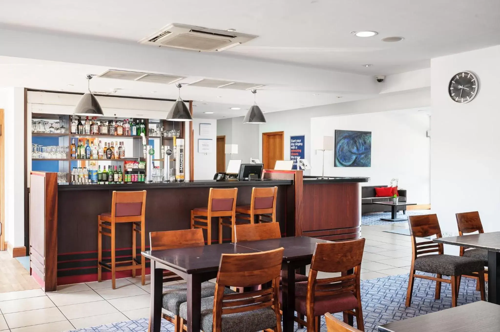 Lounge or bar, Restaurant/Places to Eat in Holiday Inn Express Braintree, an IHG Hotel