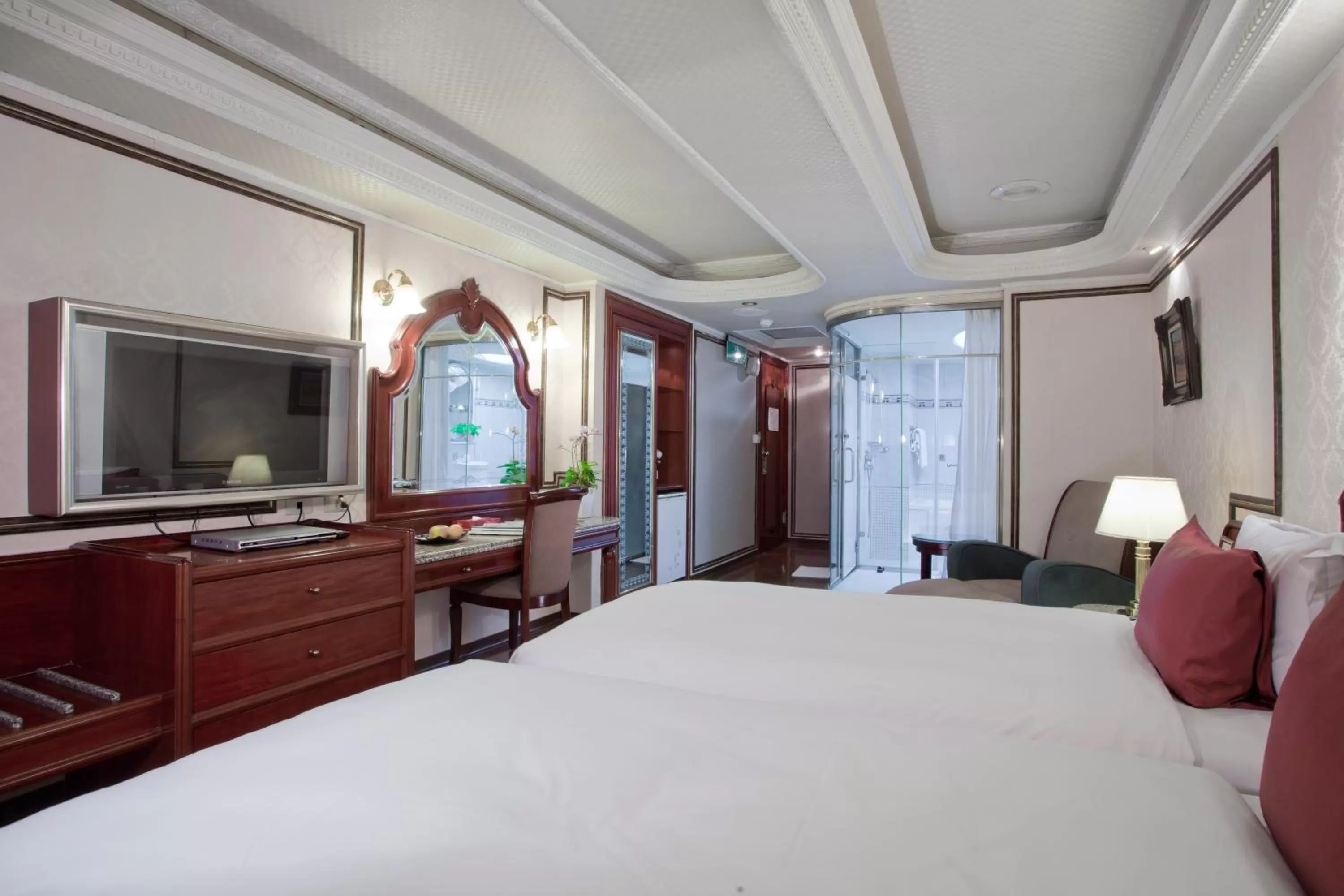 Bedroom, Bed in Happiness Hotel