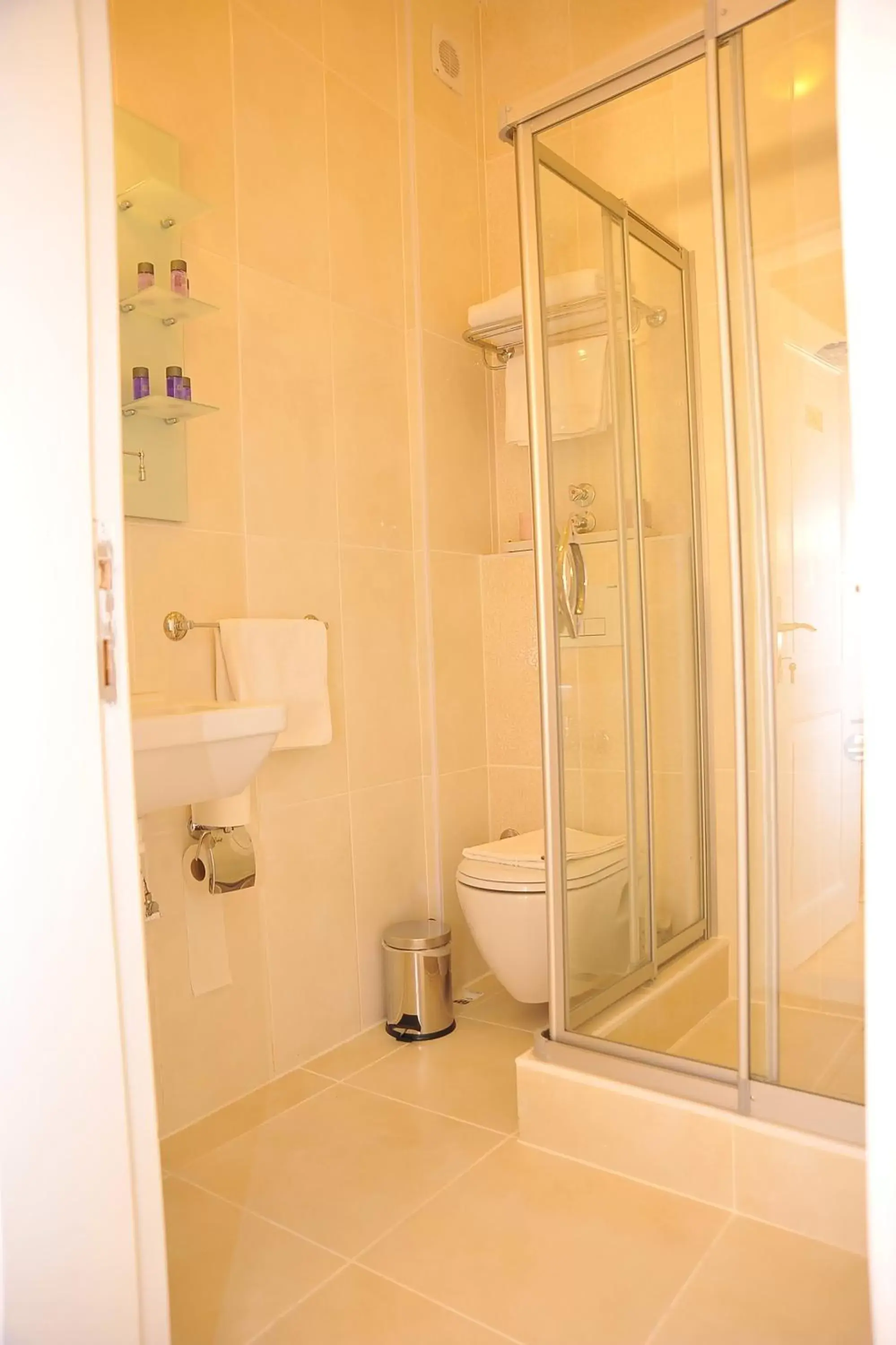 Bathroom in Dualis Hotel