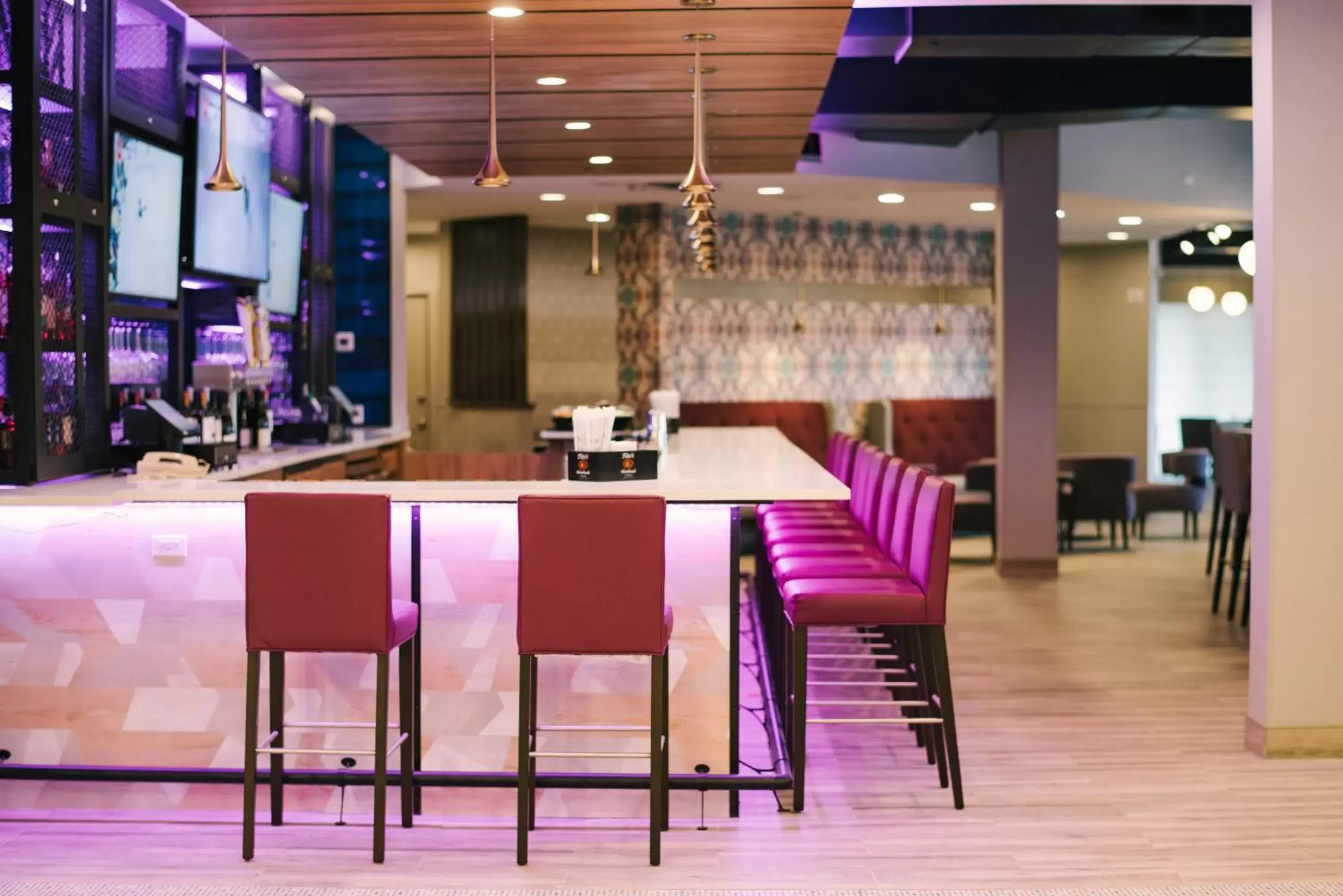 Lounge or bar, Restaurant/Places to Eat in Holiday Inn Philadelphia-Cherry Hill, an IHG Hotel