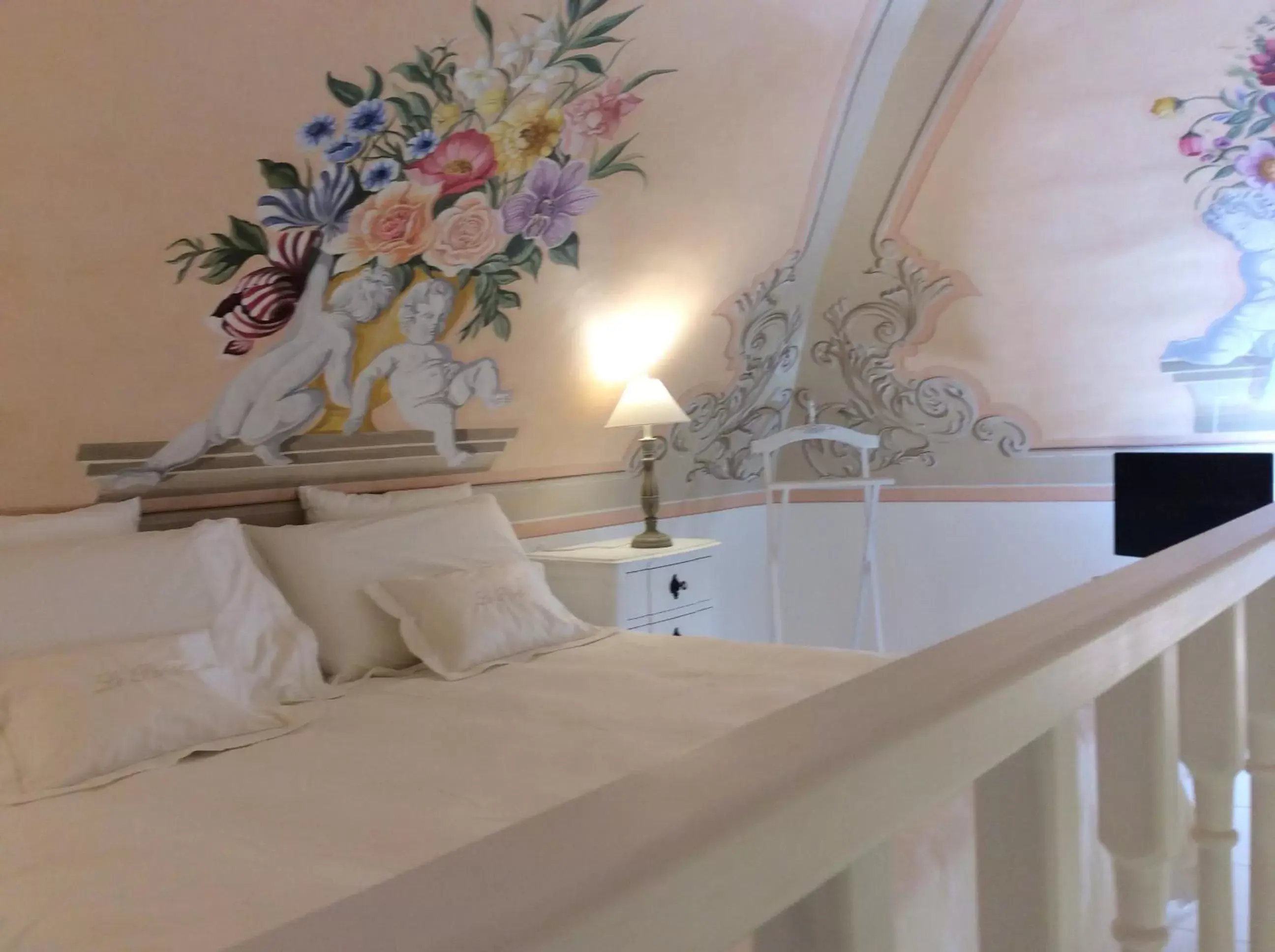 Decorative detail, Bed in Suite Le Perle