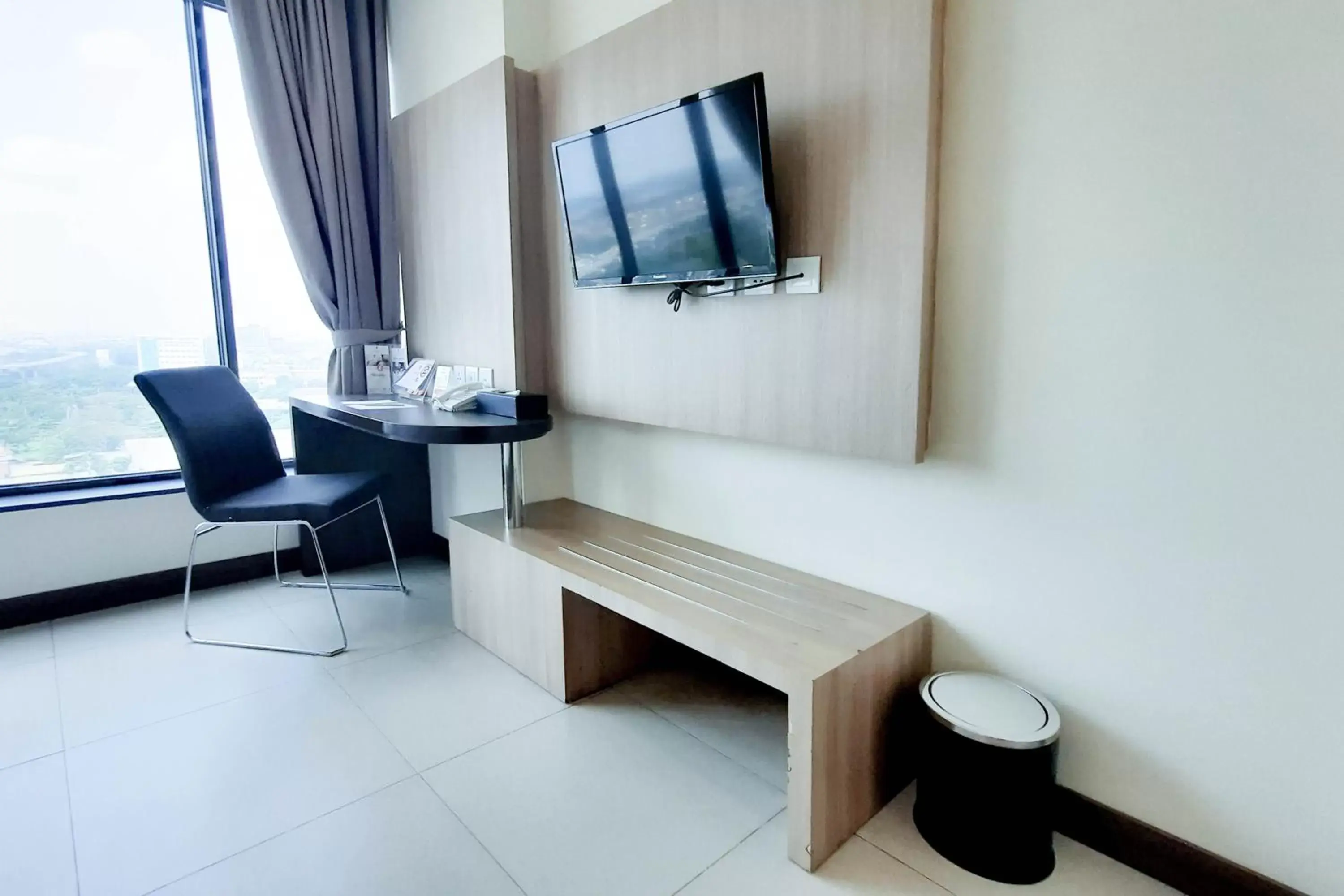 Seating area, TV/Entertainment Center in Vasaka Hotel Jakarta ex Teraskita Managed by Dafam