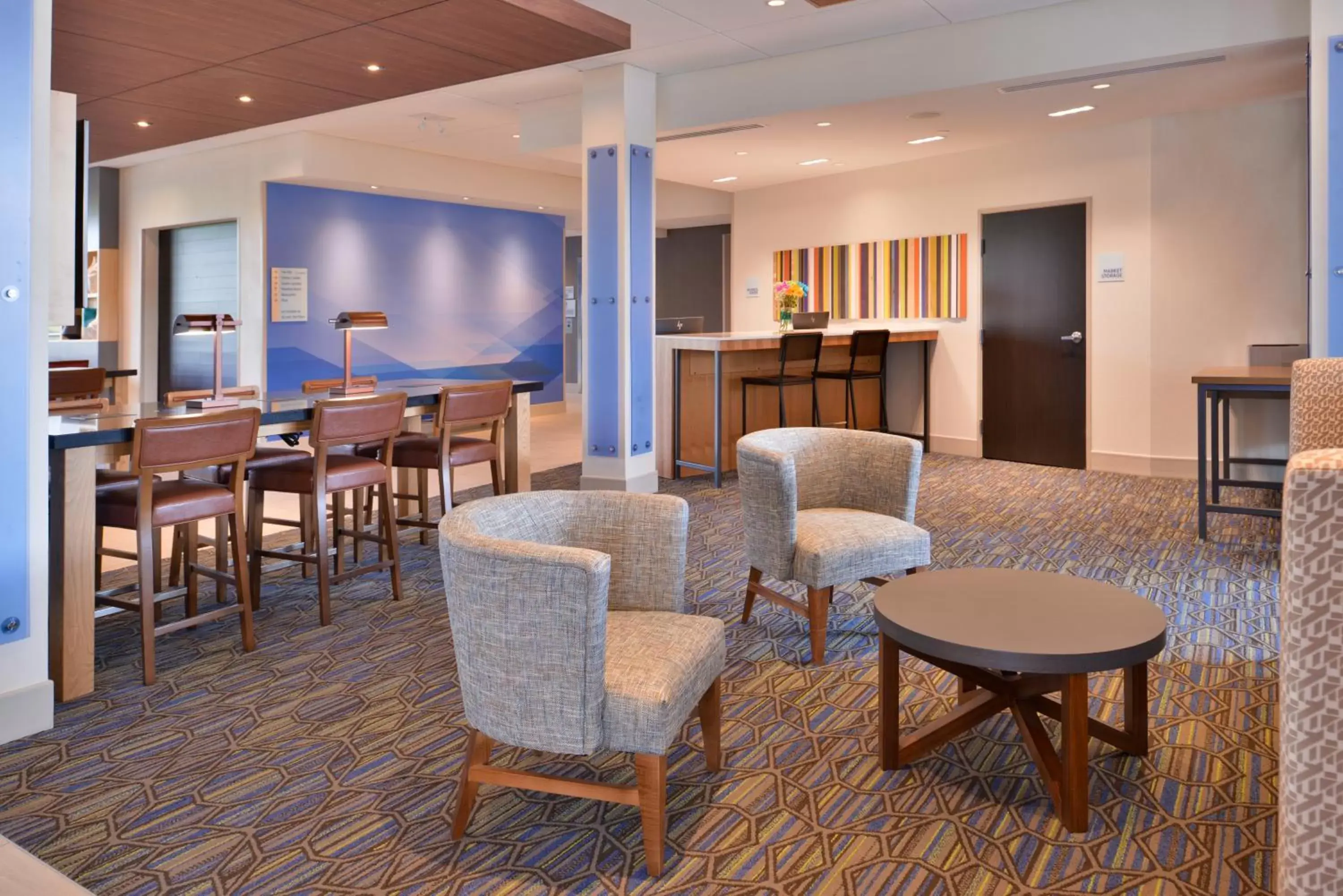 Property building, Lounge/Bar in Holiday Inn Express & Suites - Olathe West, an IHG Hotel