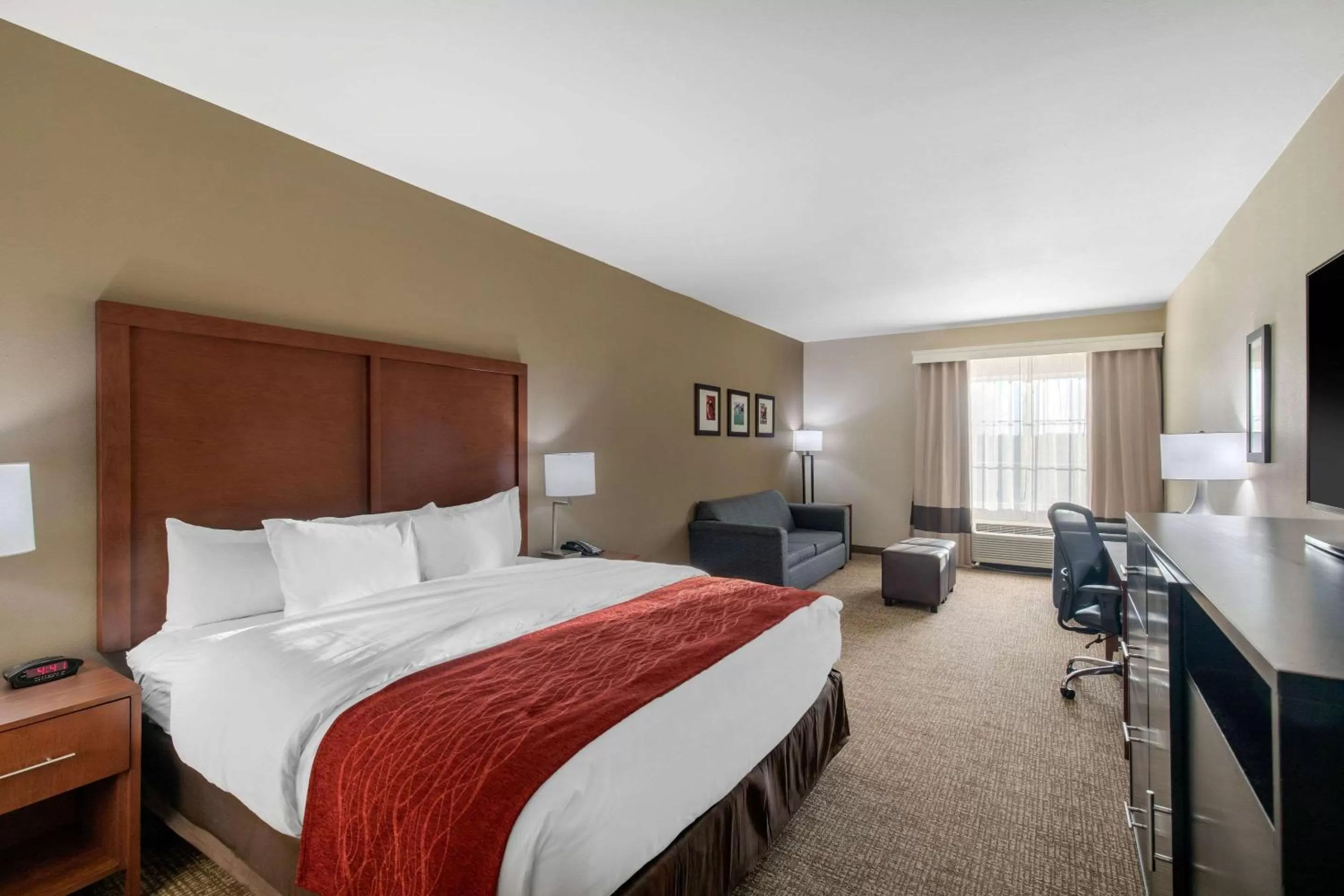 Bedroom, Bed in Comfort Inn & Suites Cedar Hill Duncanville