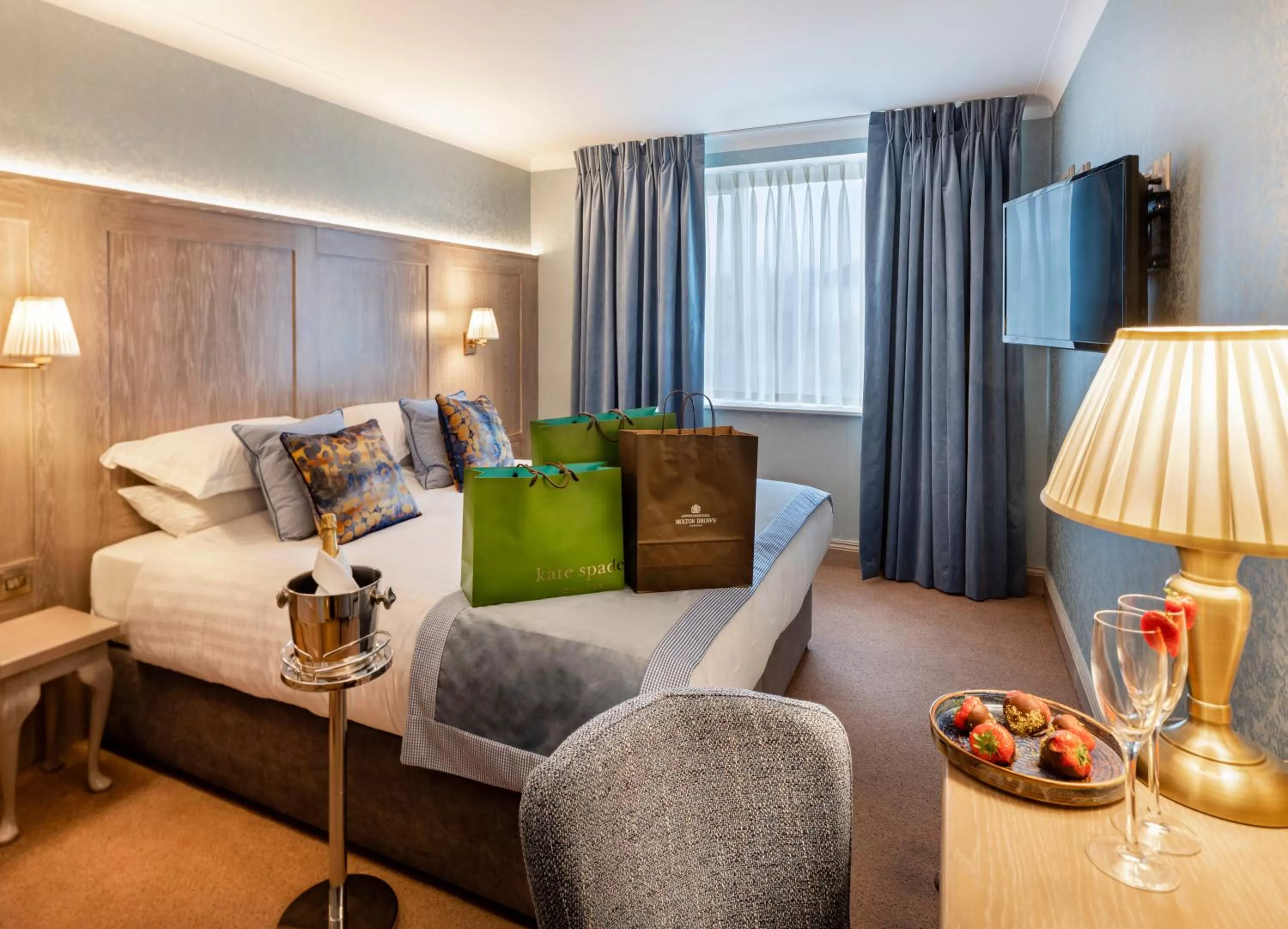 Bed in Avalon House Hotel