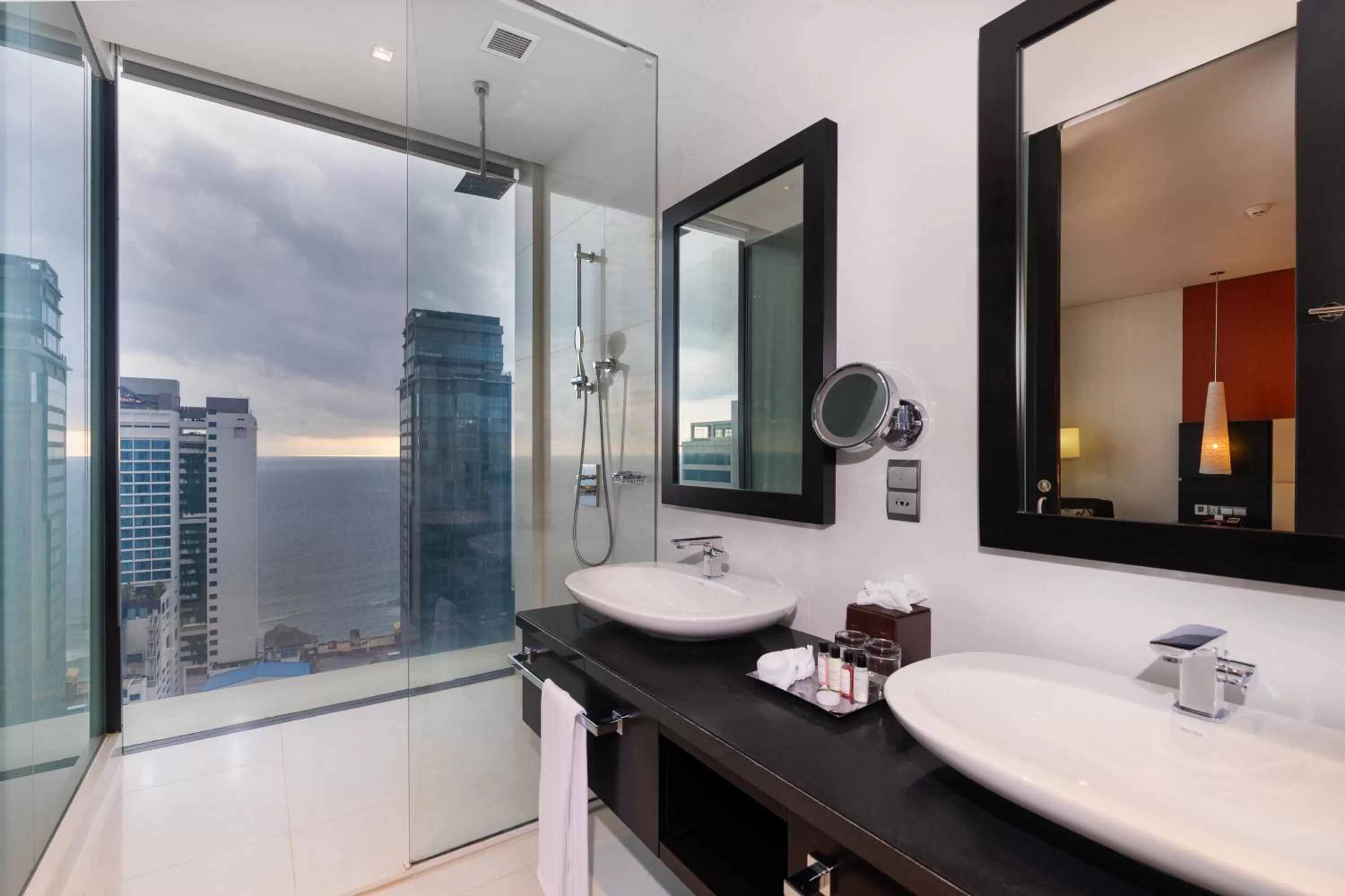 Shower in Mövenpick Hotel Colombo