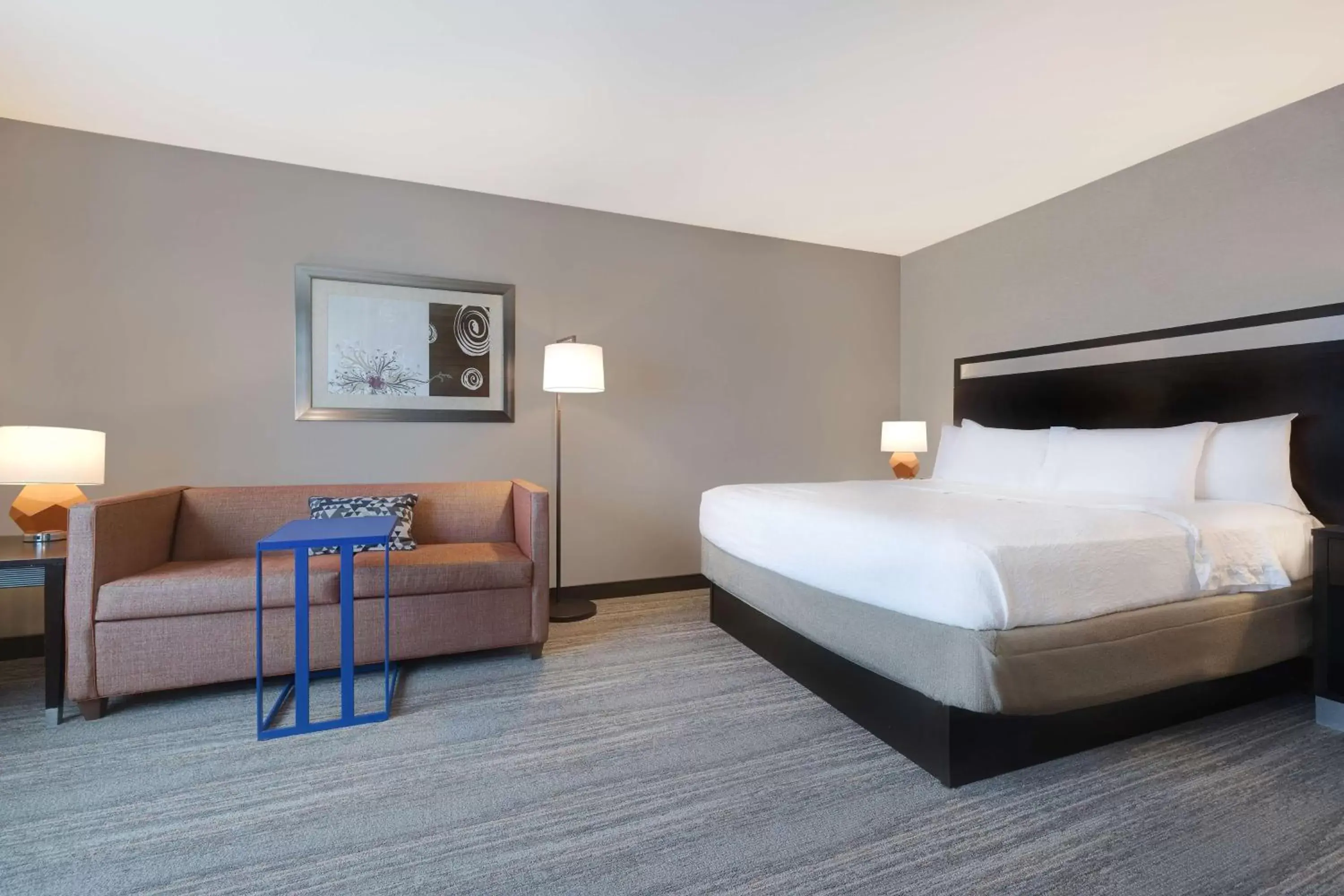 Living room, Bed in Hampton Inn & Suites Seattle/Federal Way