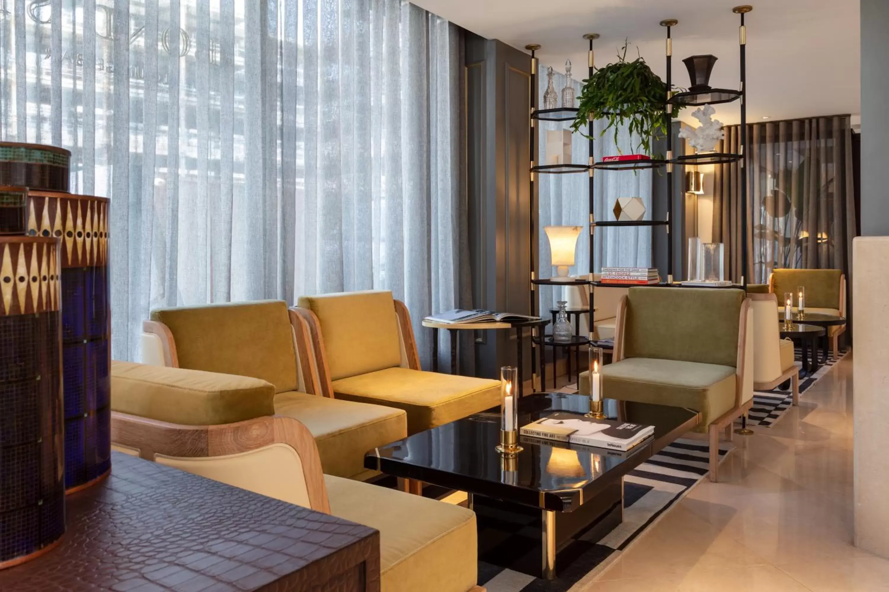Lounge or bar, Seating Area in Radisson Blu Edwardian Bond Street Hotel, London