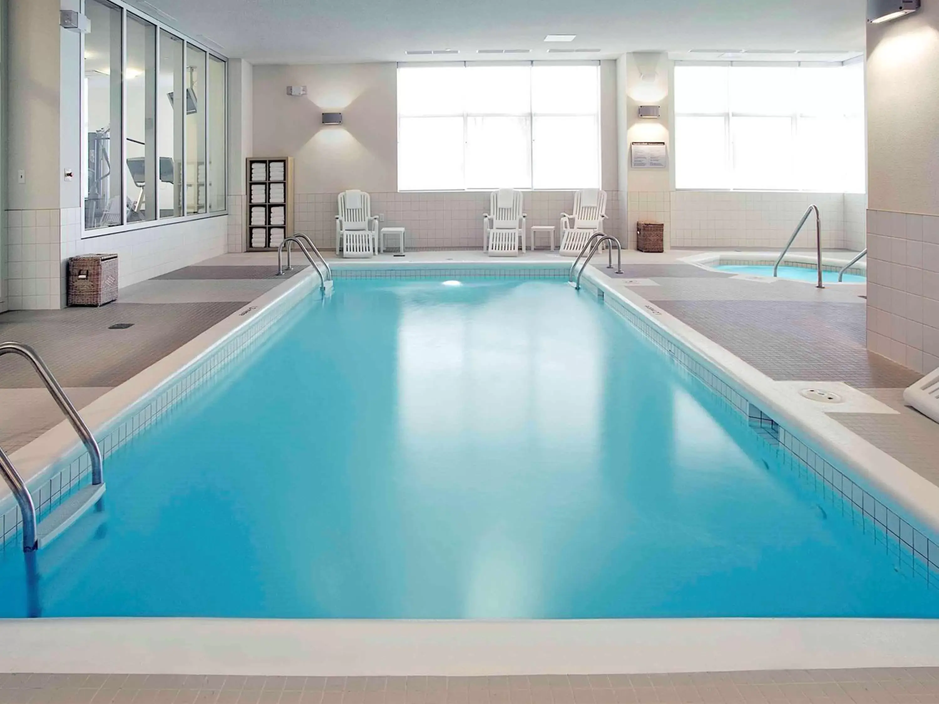 On site, Swimming Pool in Novotel Montréal Aéroport