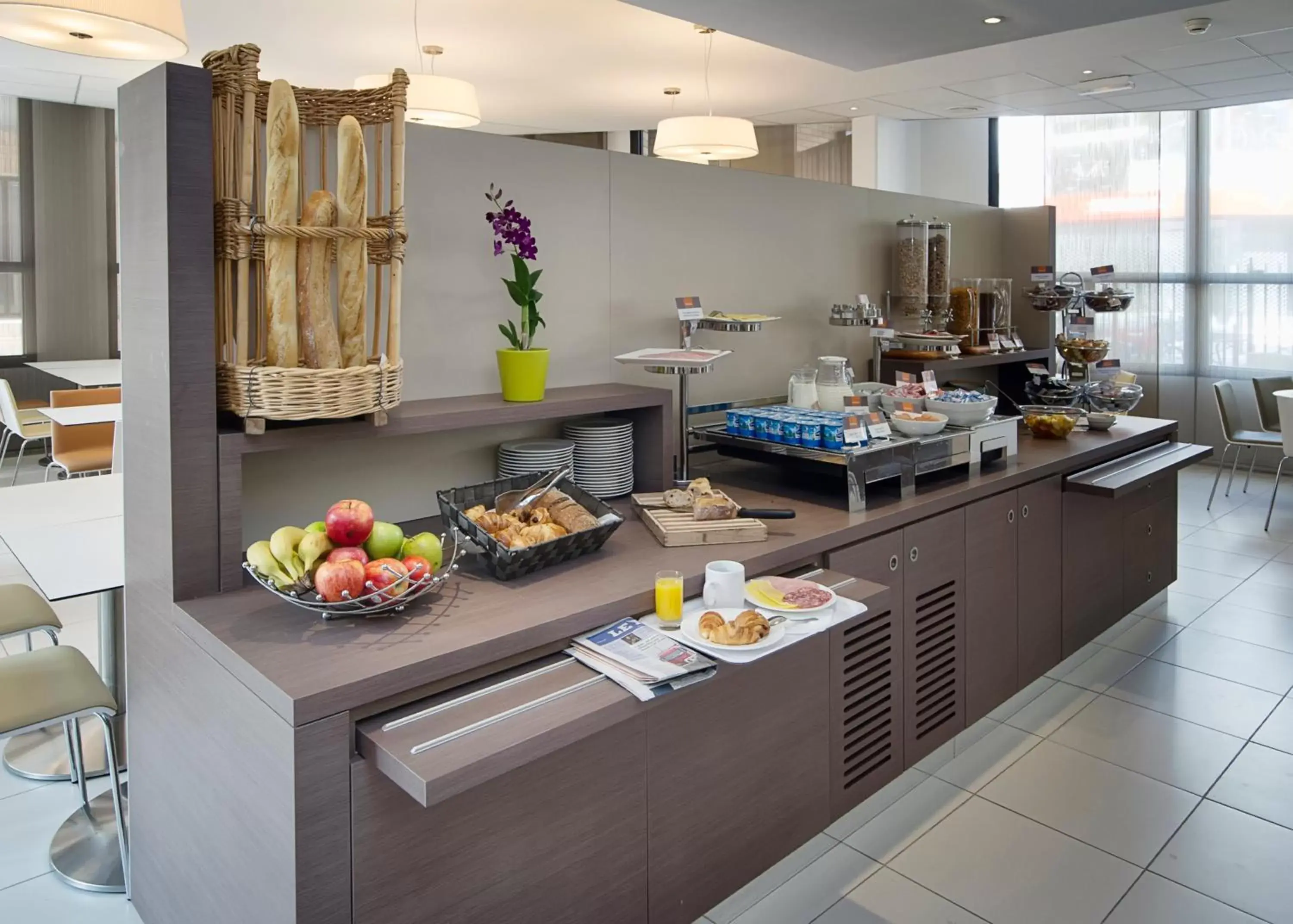 Buffet breakfast, Kitchen/Kitchenette in Holiday Inn Express Lille Centre, an IHG Hotel