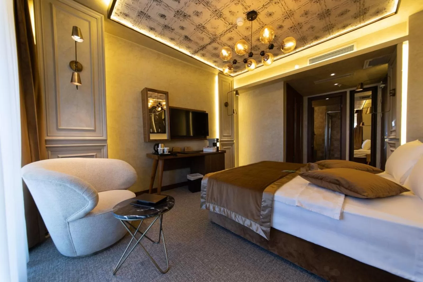 TV and multimedia, Bed in Tonight Hotel Port