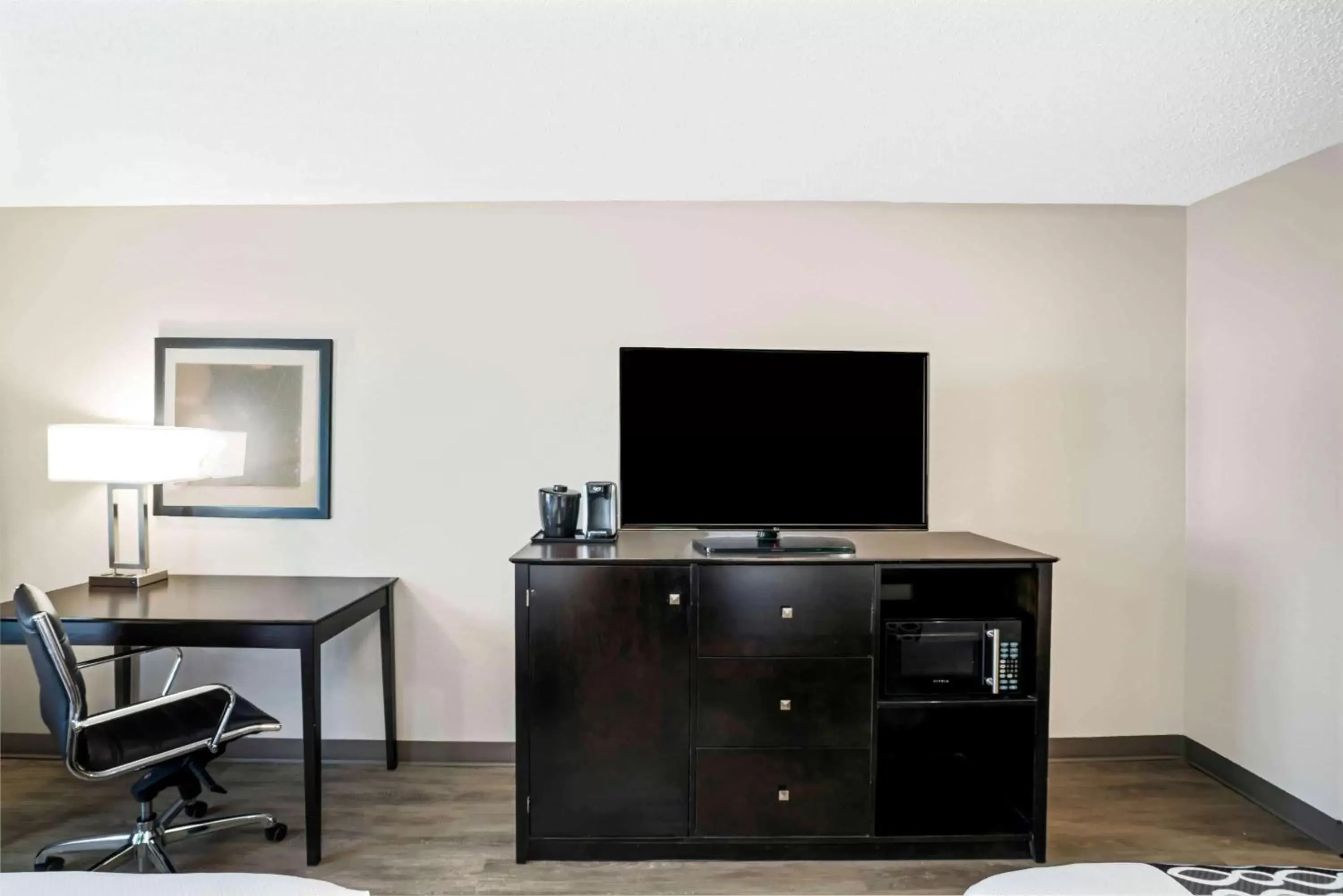 Photo of the whole room in La Quinta by Wyndham Lebanon Photo of the whole room in La Quinta by Wyndham Lebanon