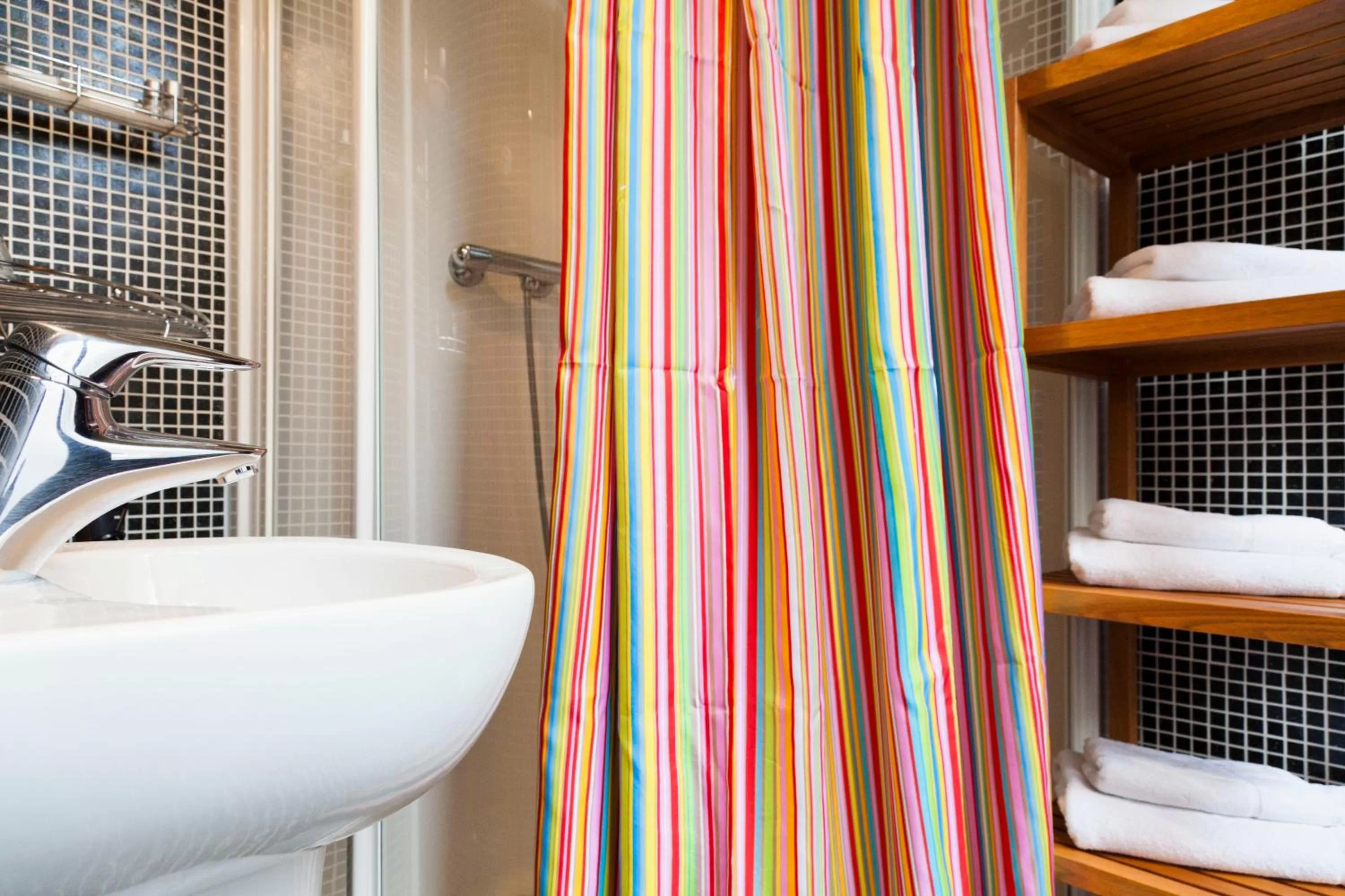 Bathroom in Hotel Diamonds and Pearls