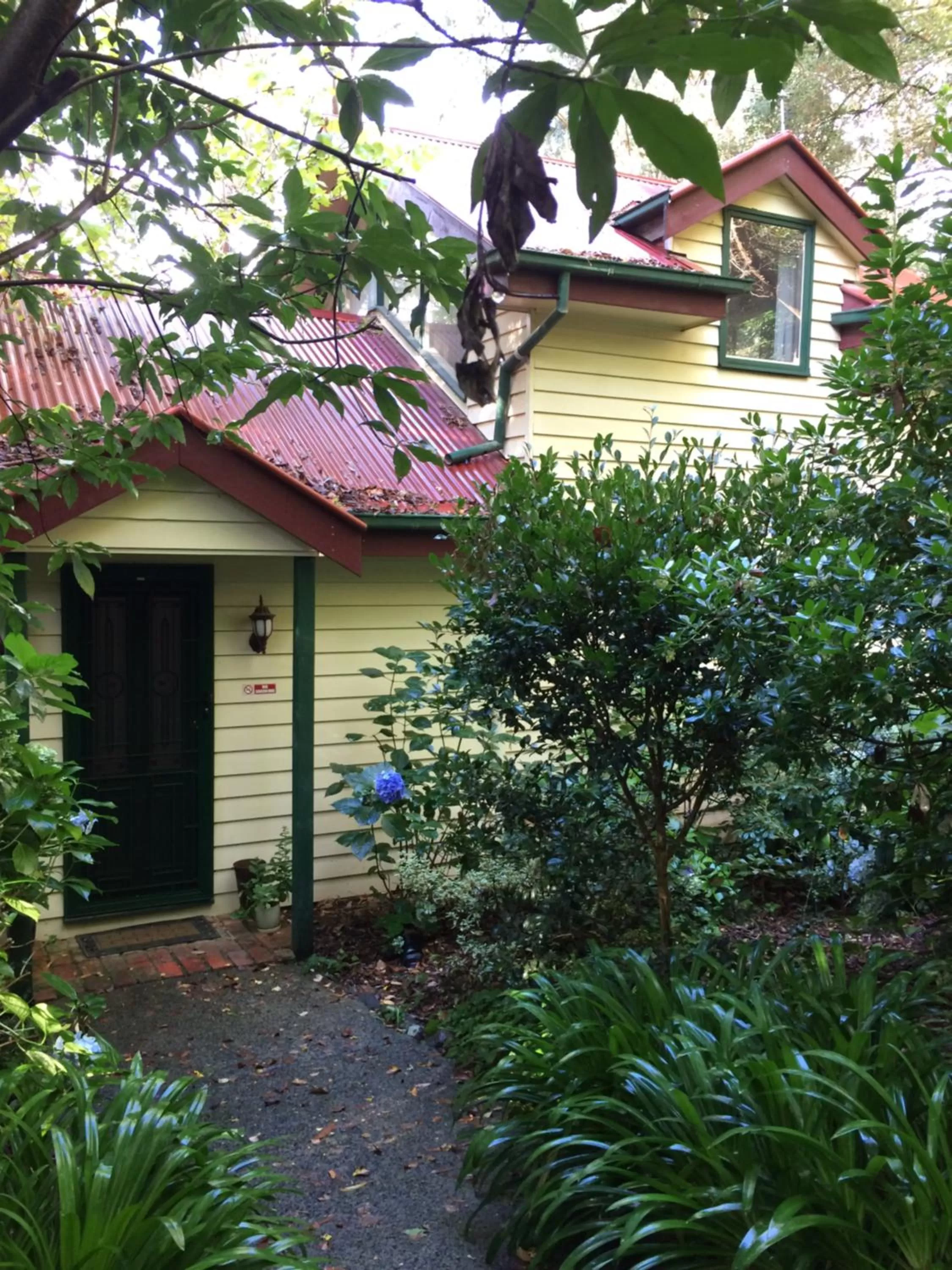 Facade/entrance in Cambridge Cottages