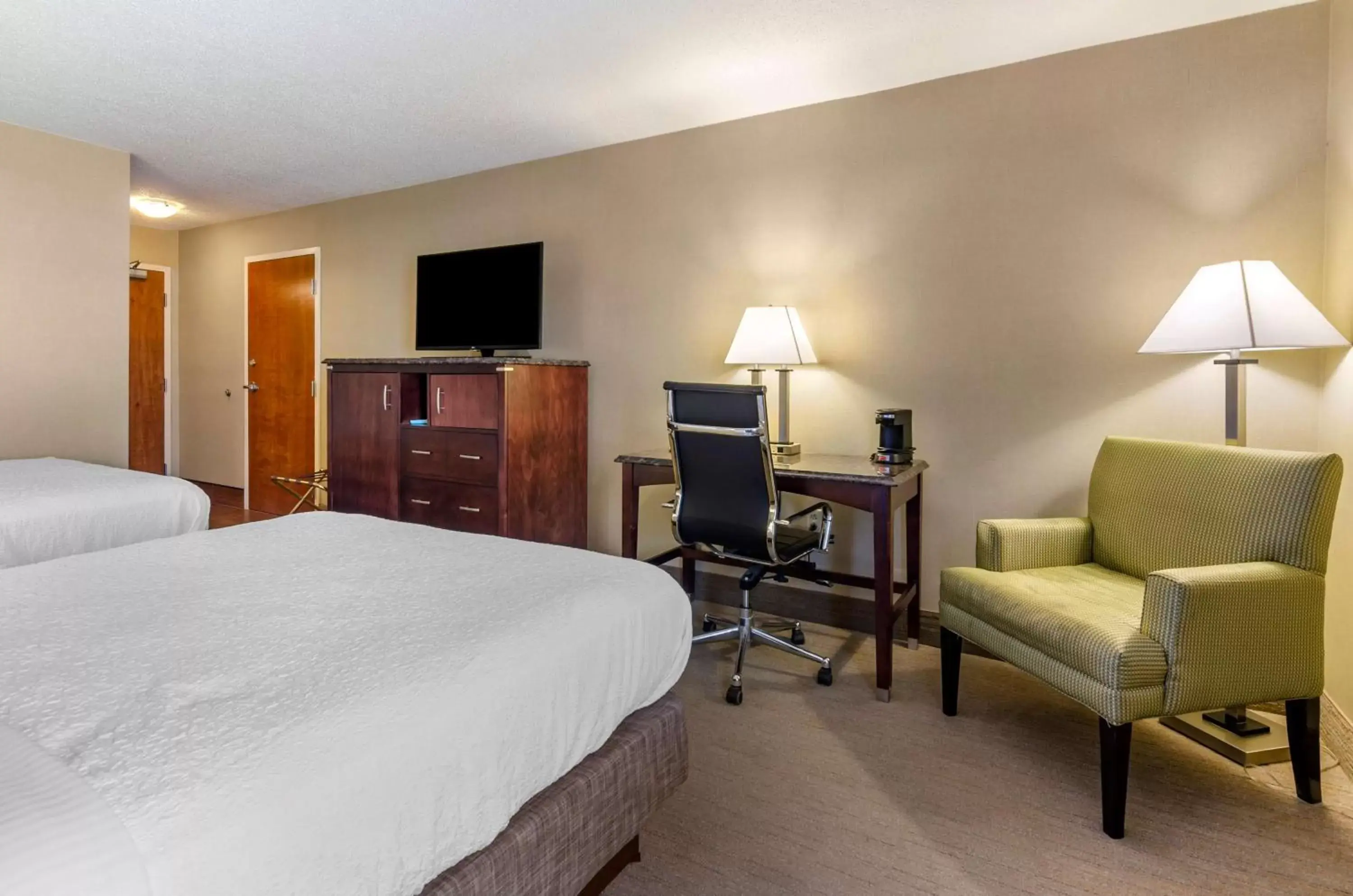 Bedroom, TV/Entertainment Center in Best Western Plus Inn at Hunt Ridge