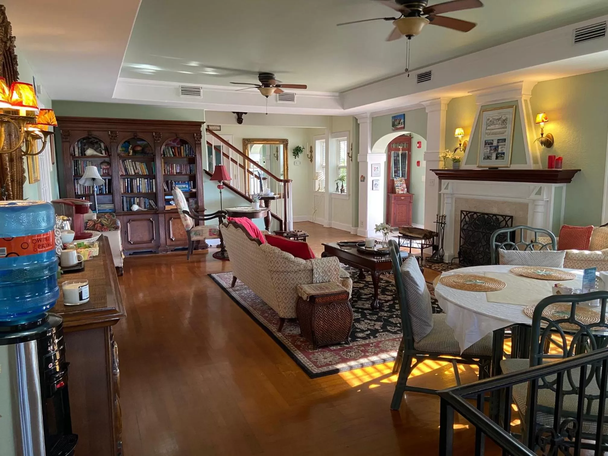 Living room in Sea Breeze Manor Inn