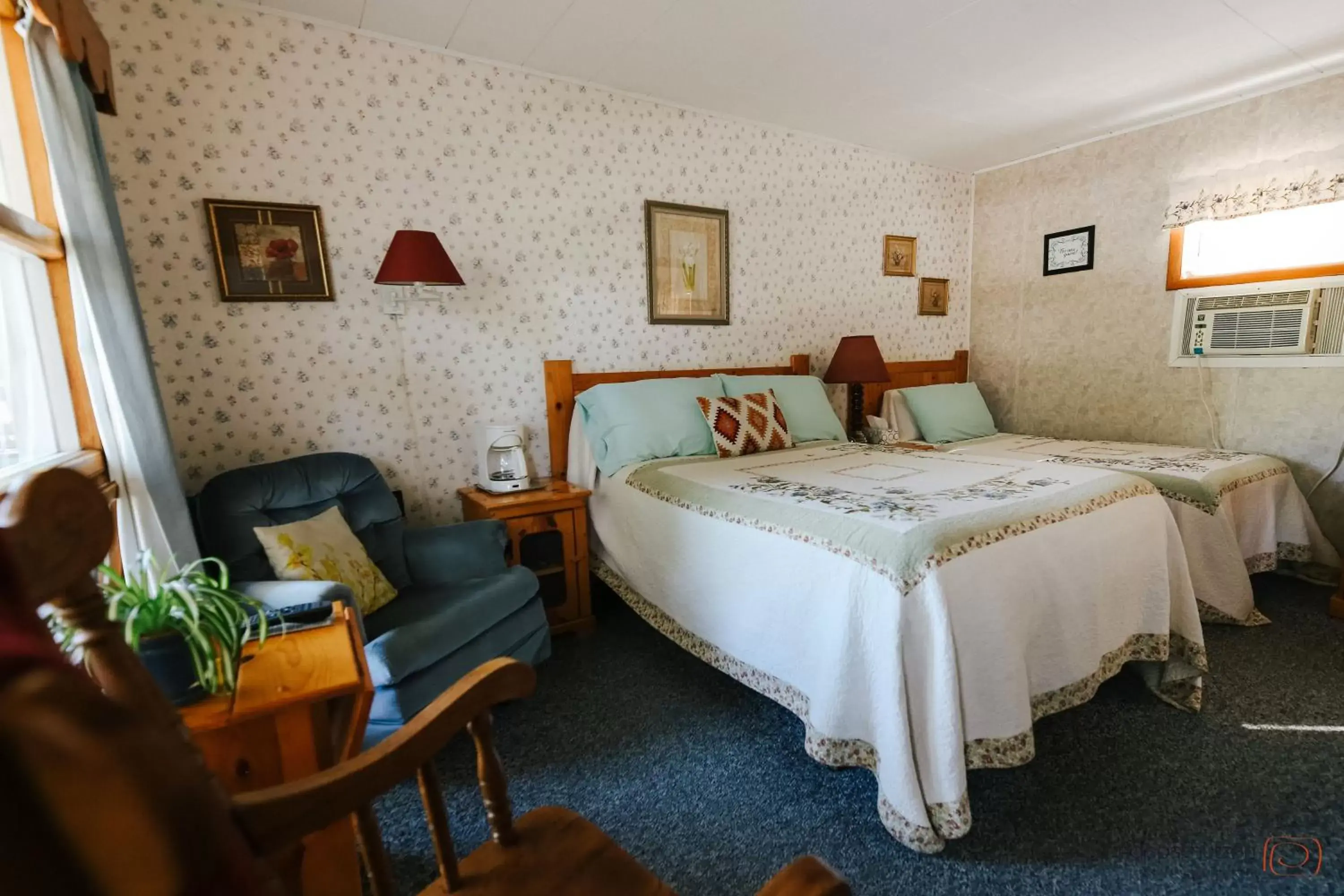 Photo of the whole room, Bed in The Pines Country Inn