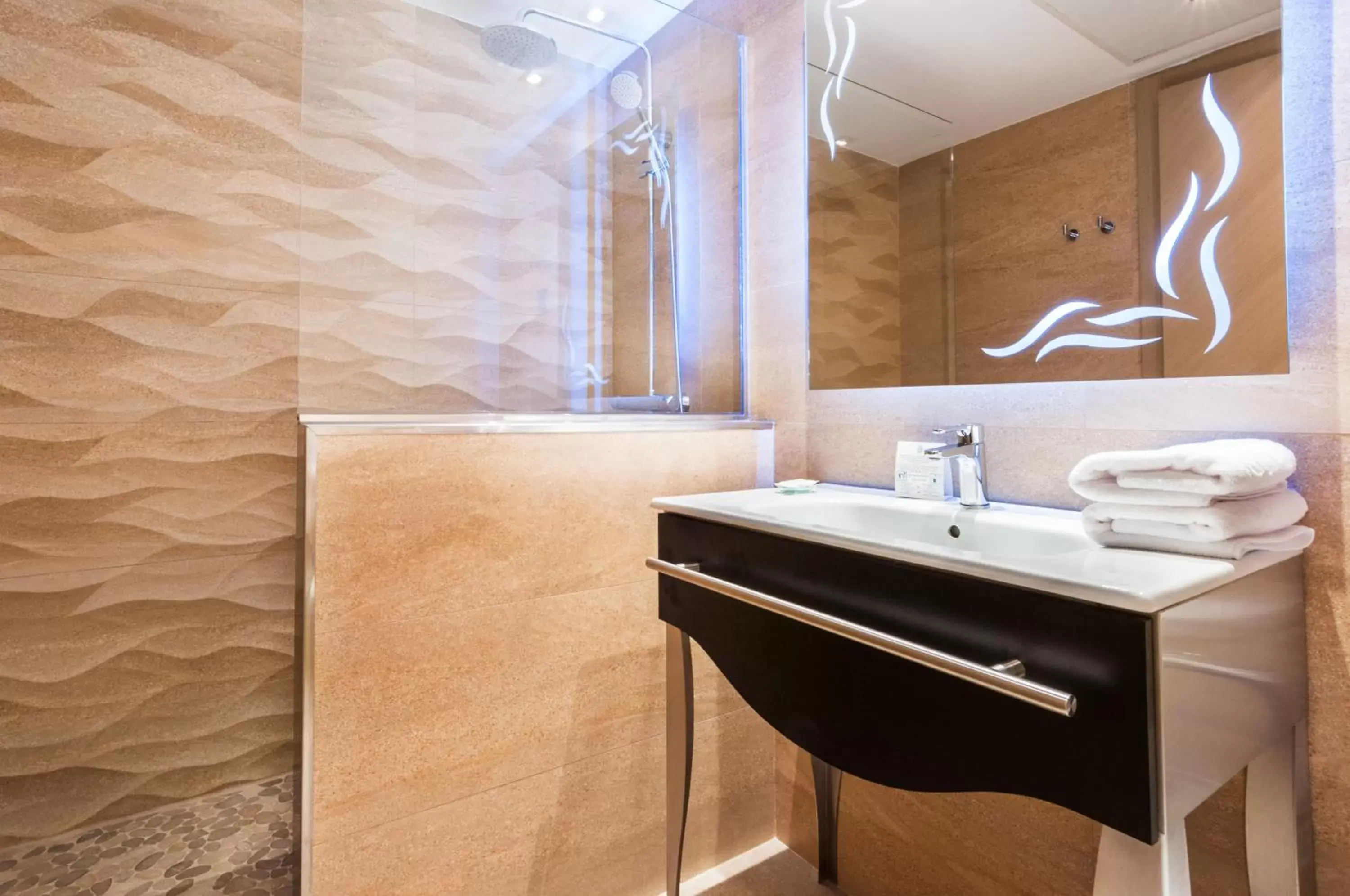 Shower, Bathroom in Gran Hotel Barcino