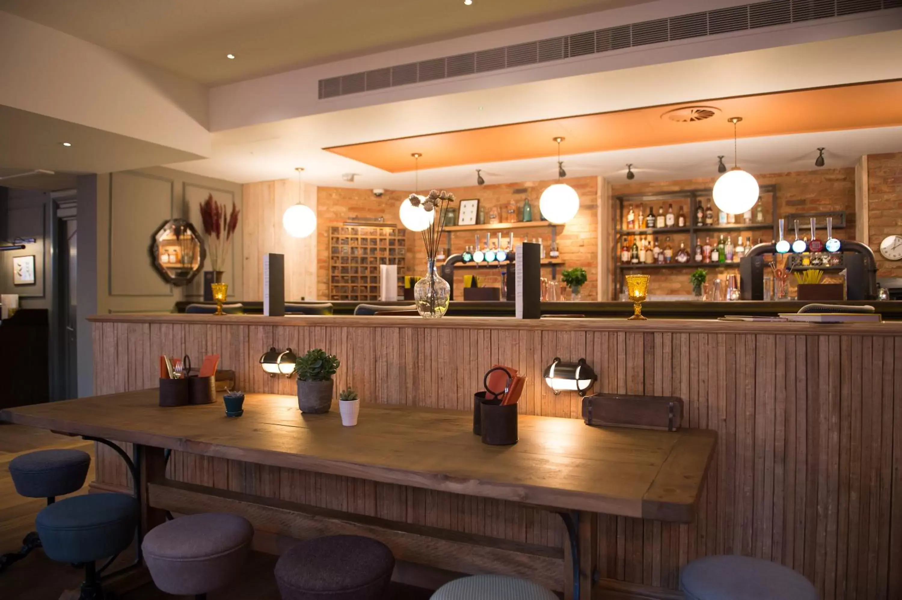 Food and drinks, Lounge/Bar in Mercure Oxford Eastgate Hotel
