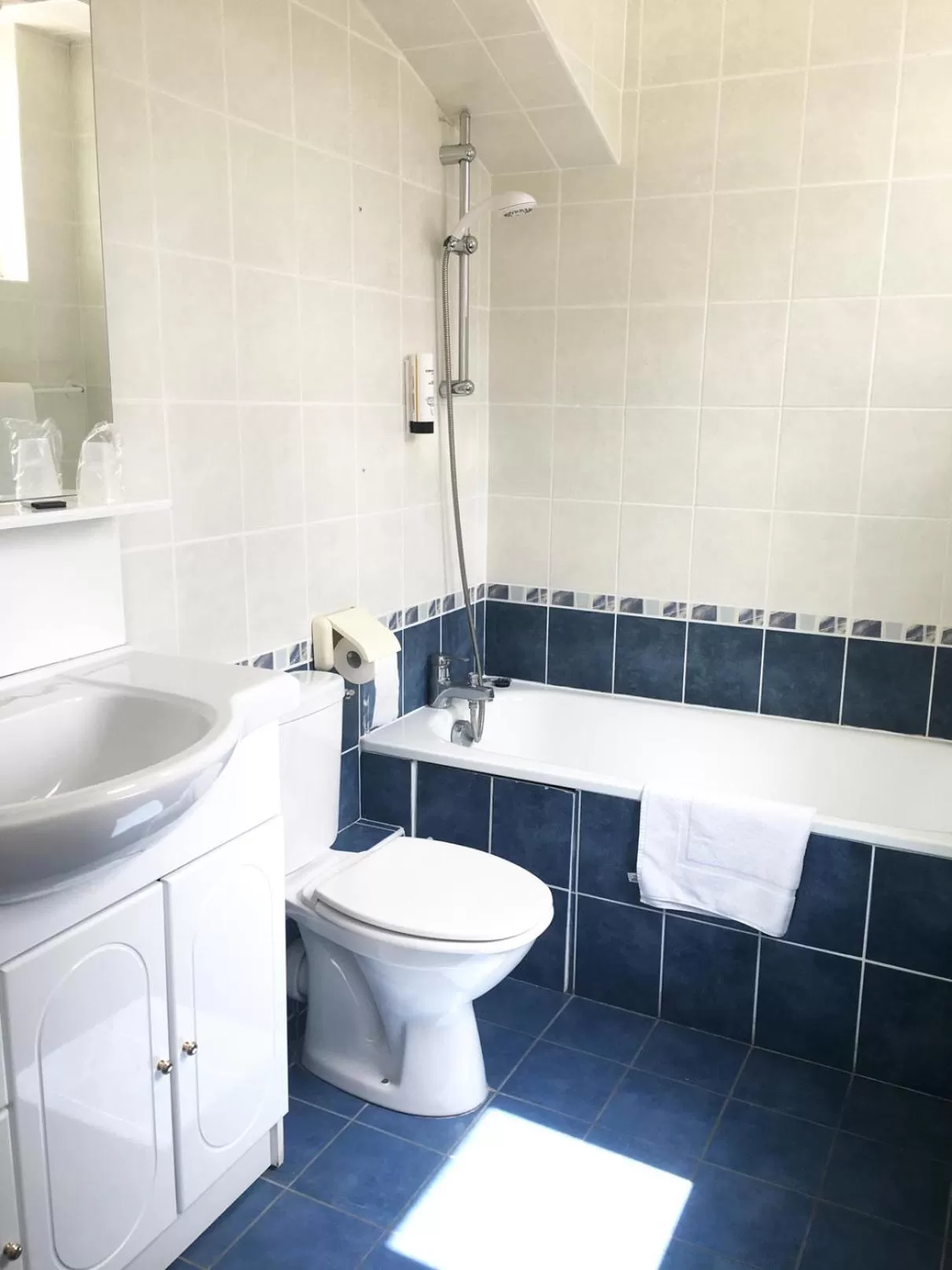 Bathroom in Hôtel Le Thurot- Dijon Centre ville Gare