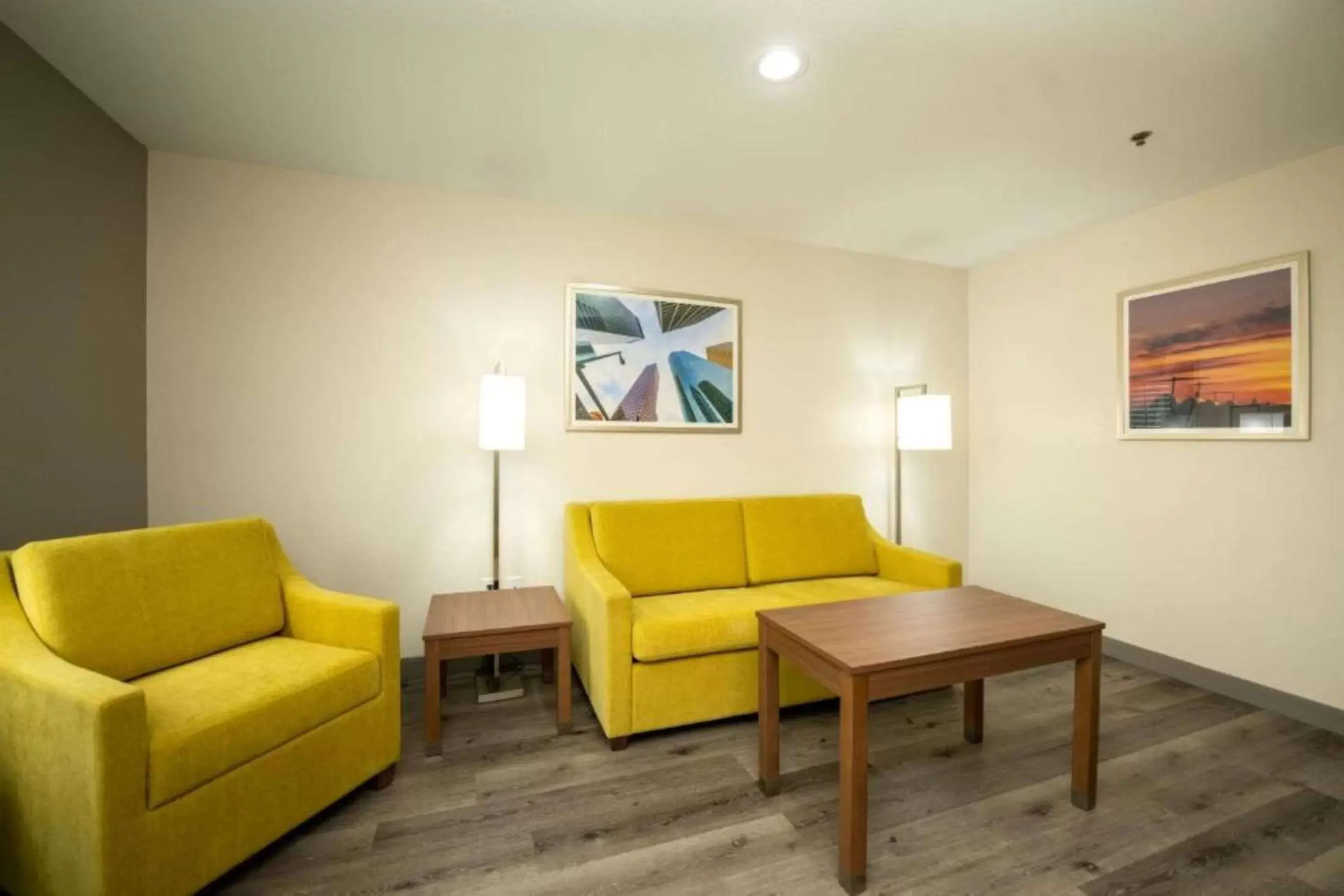 Photo of the whole room, Seating Area in Best Western Houston Bush Intercontinental Airport Inn