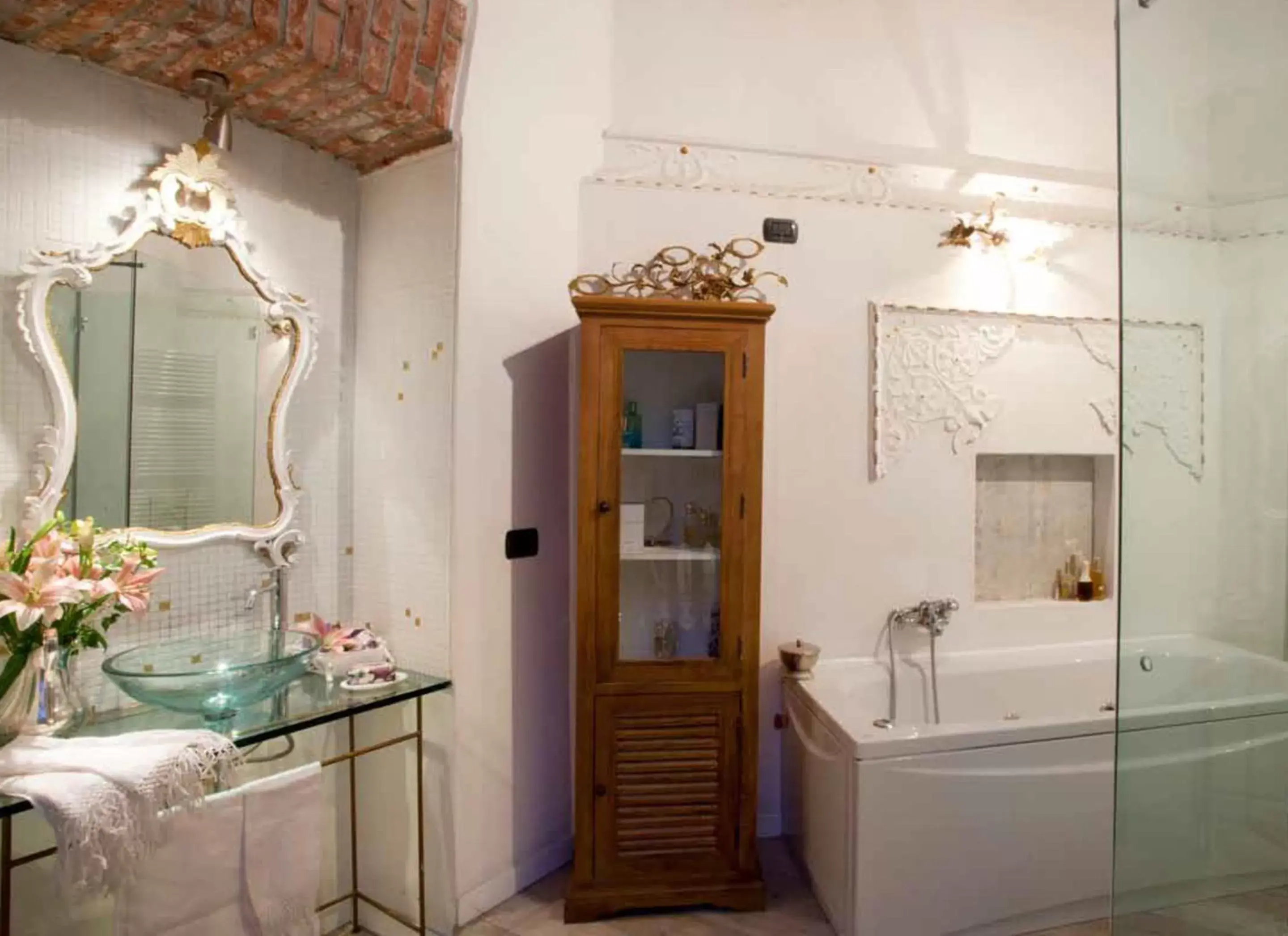 Bathroom in Arnaboldi Palace