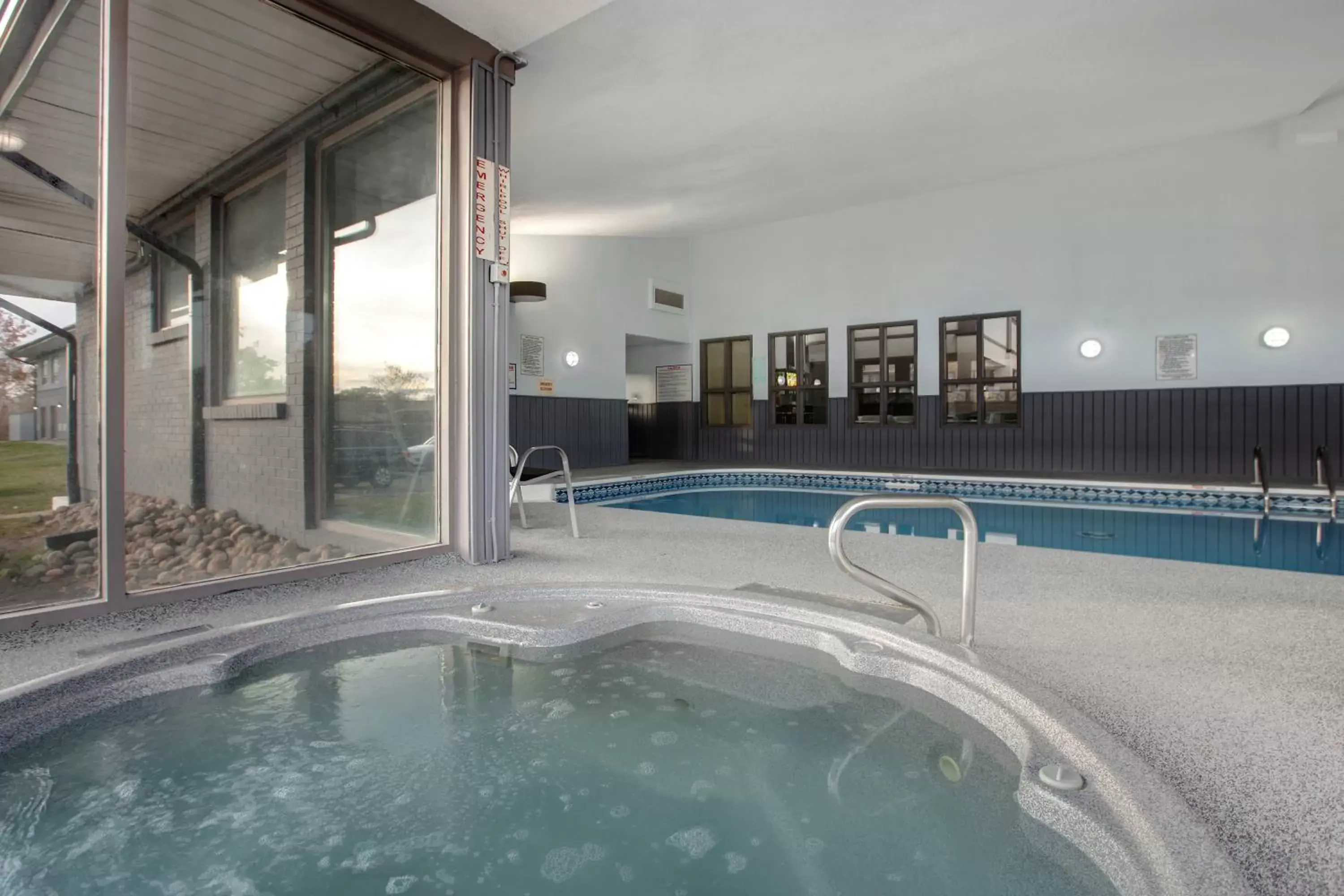 Hot Tub, Swimming Pool in Days Inn by Wyndham Barrie