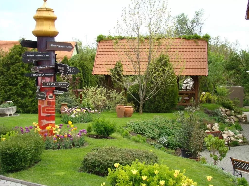 Garden in Publo Étterem és Panzió