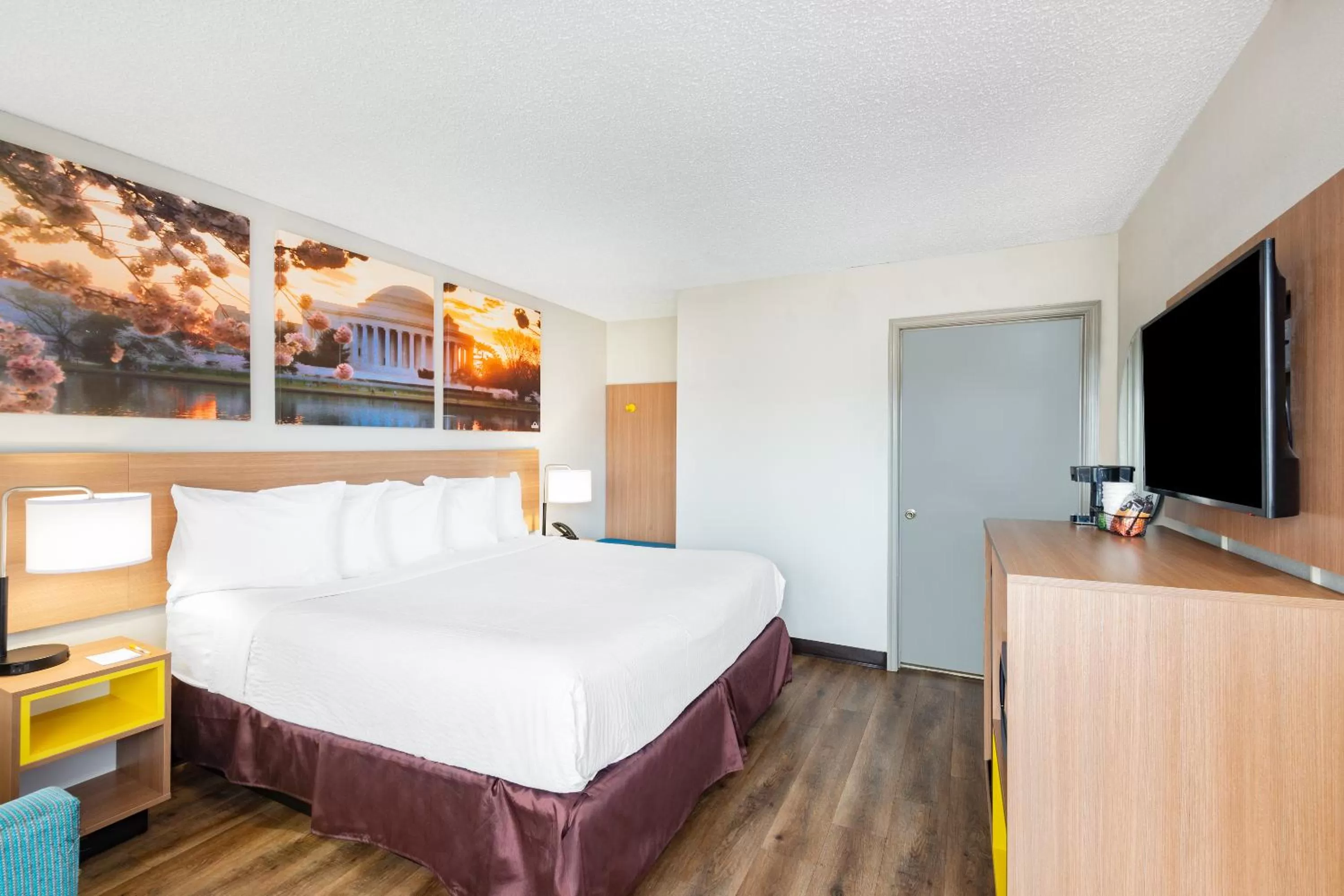 Bed in Days Inn by Wyndham Charlottesville/University Area