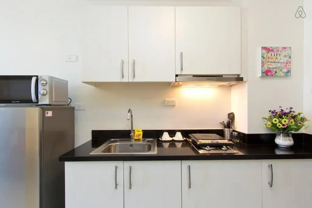 Kitchen or kitchenette, Kitchen/Kitchenette in Condo Studio Luxe in Princeton Residences