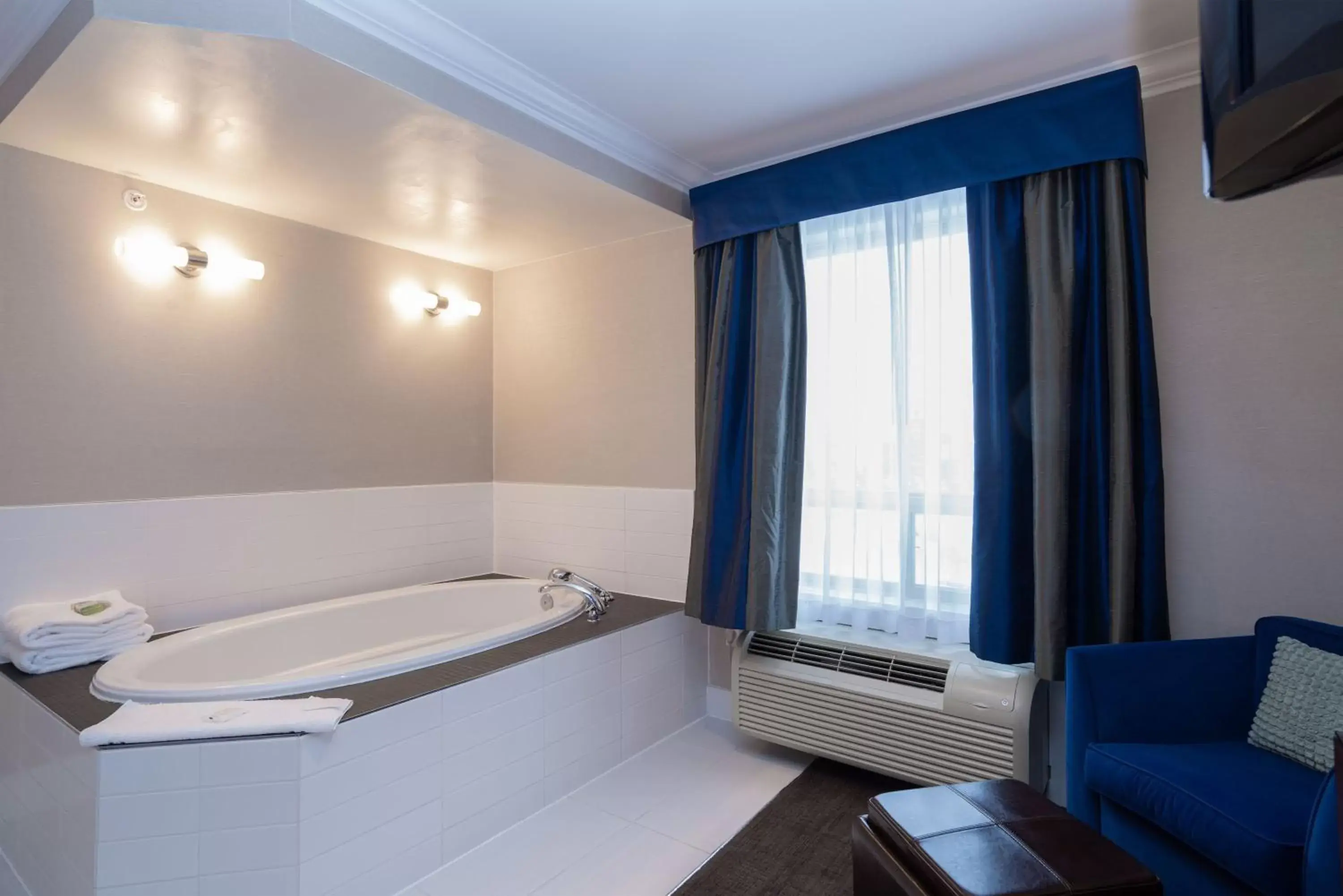Photo of the whole room, Bathroom in Sandman Signature Edmonton South Hotel