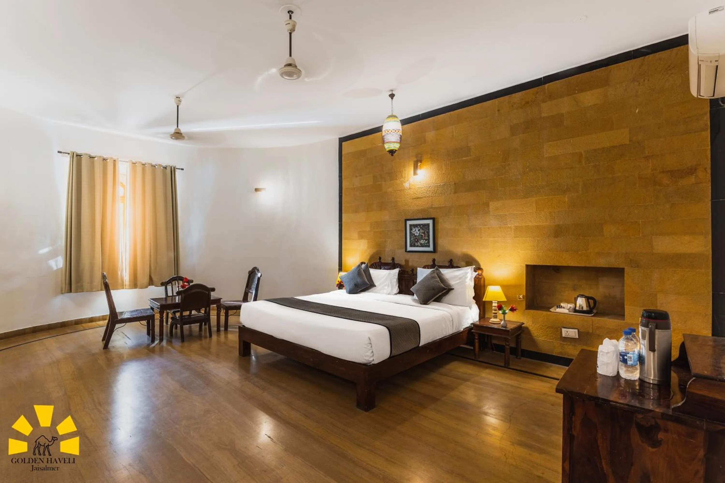 Bed in Hotel Golden Haveli