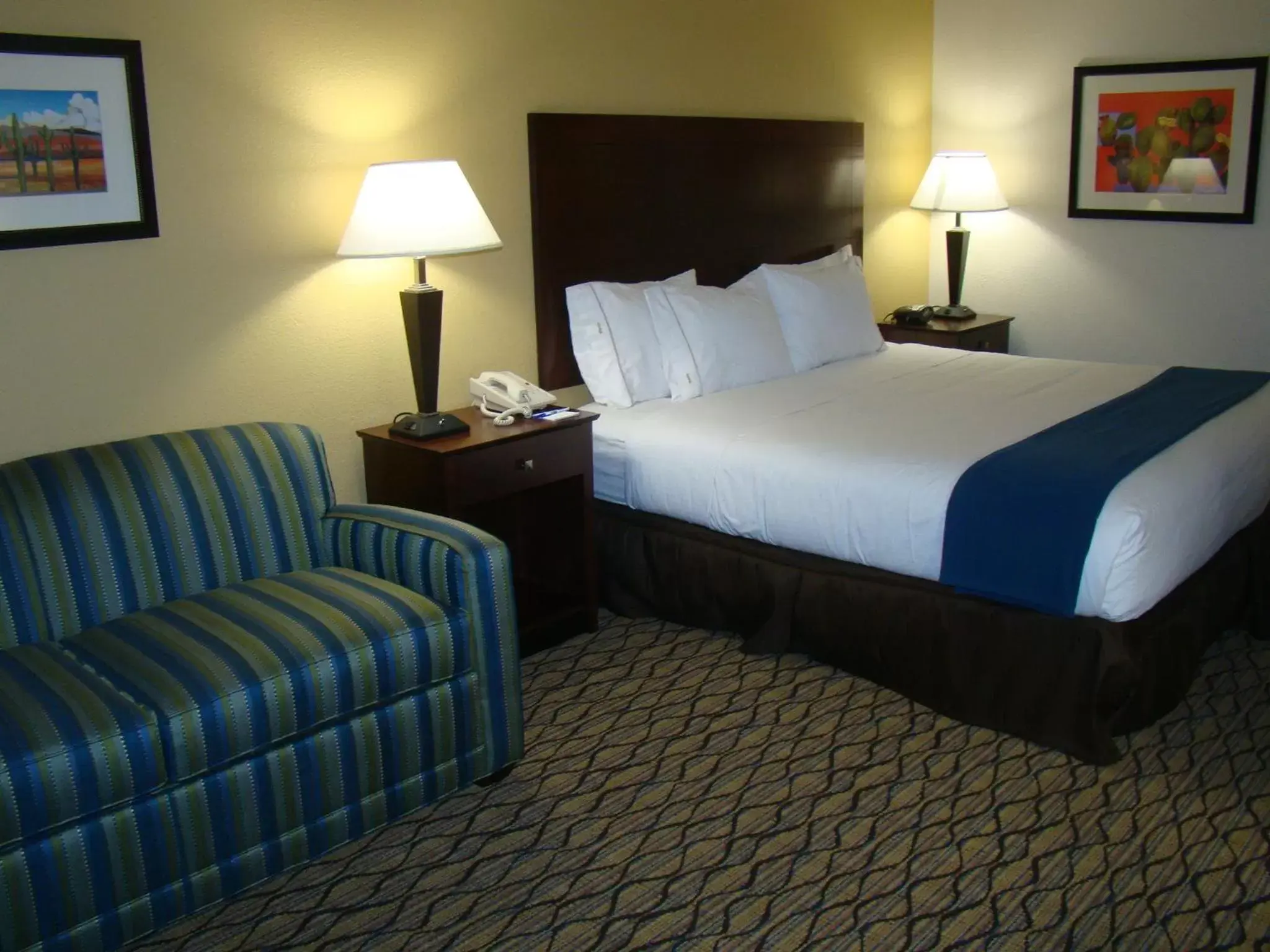 Bed in Holiday Inn Express Scottsdale North, an IHG Hotel