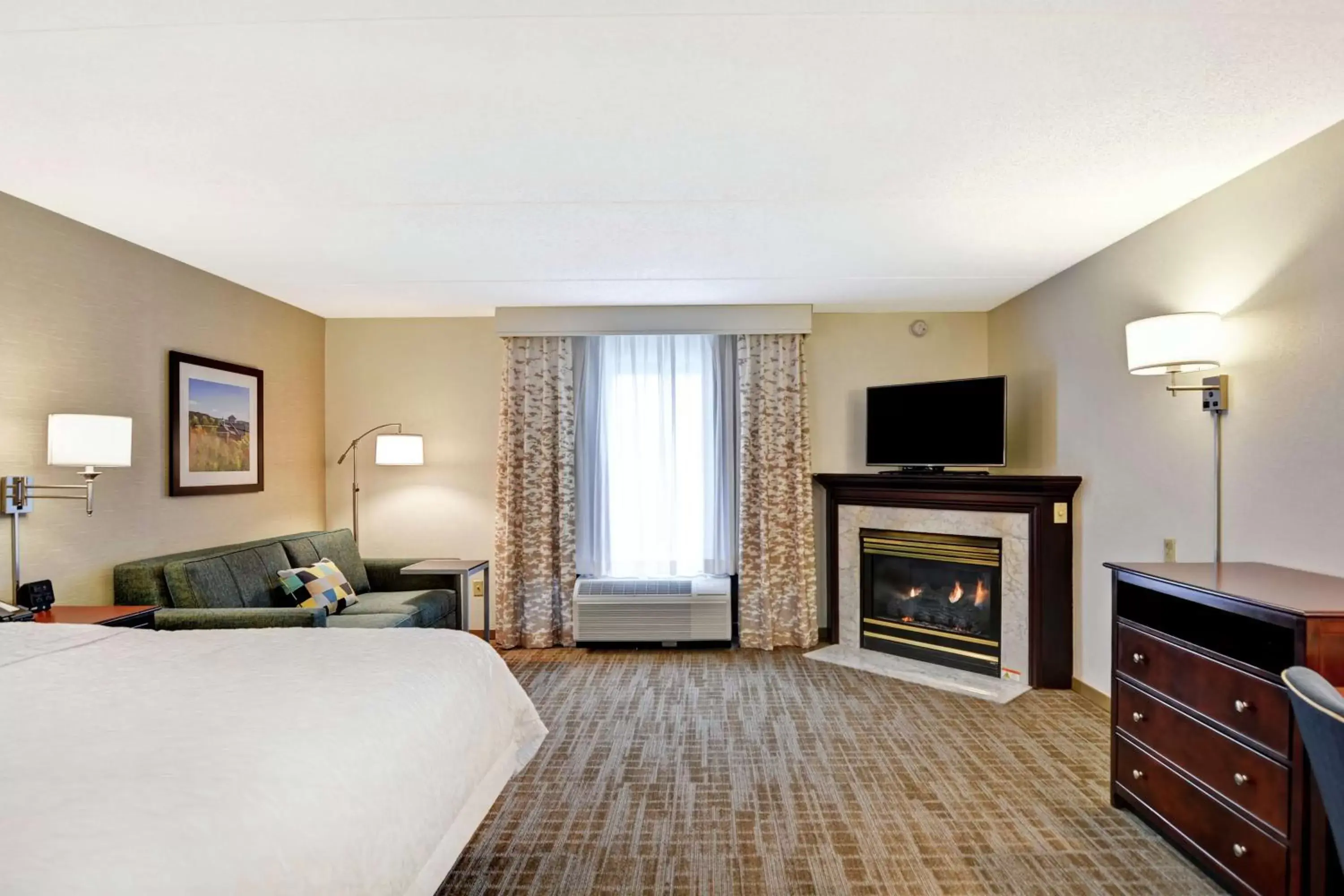 Bedroom, TV/Entertainment Center in Hampton Inn Scranton at Montage Mountain