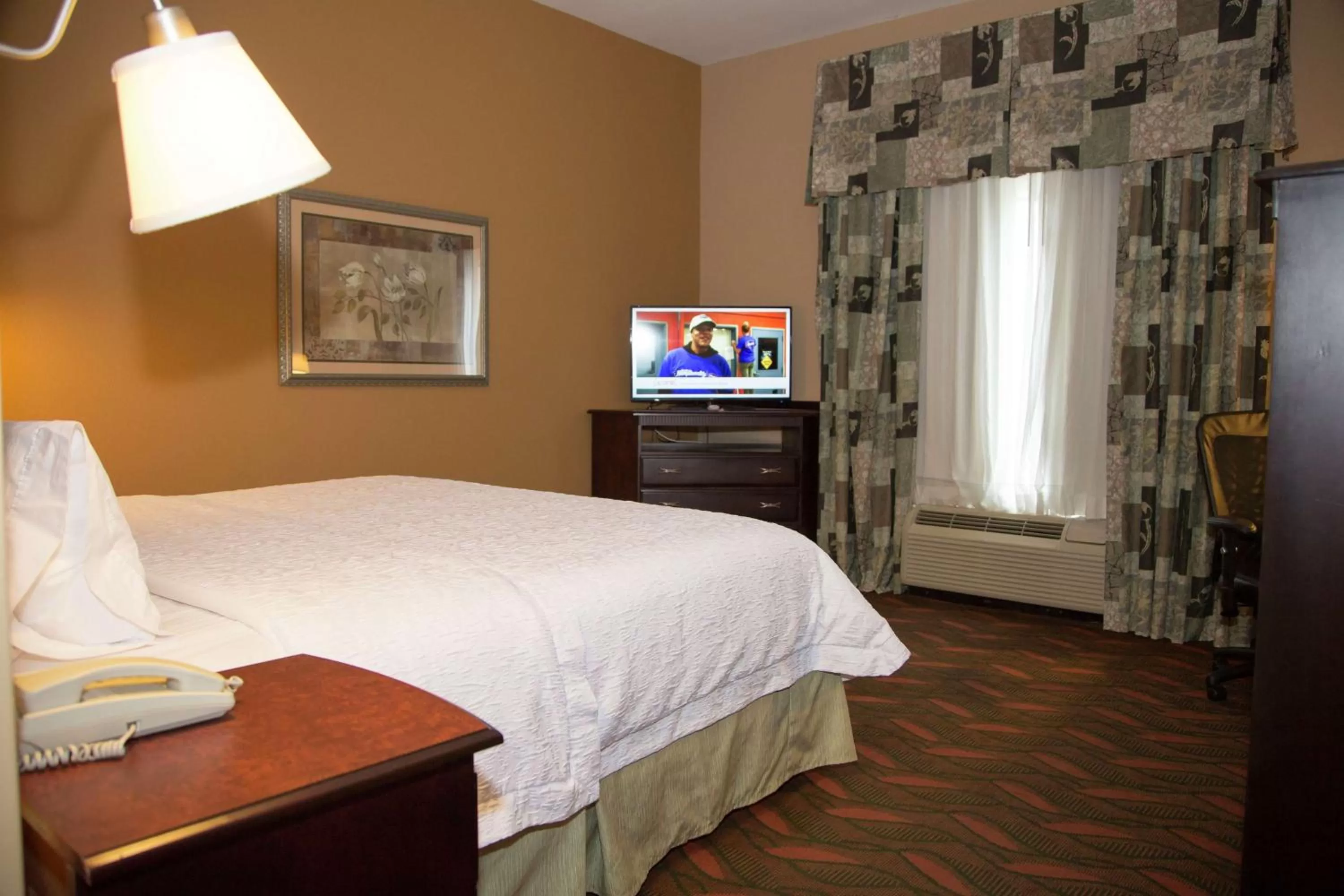 Bed in Hampton Inn & Suites Houston Rosenberg