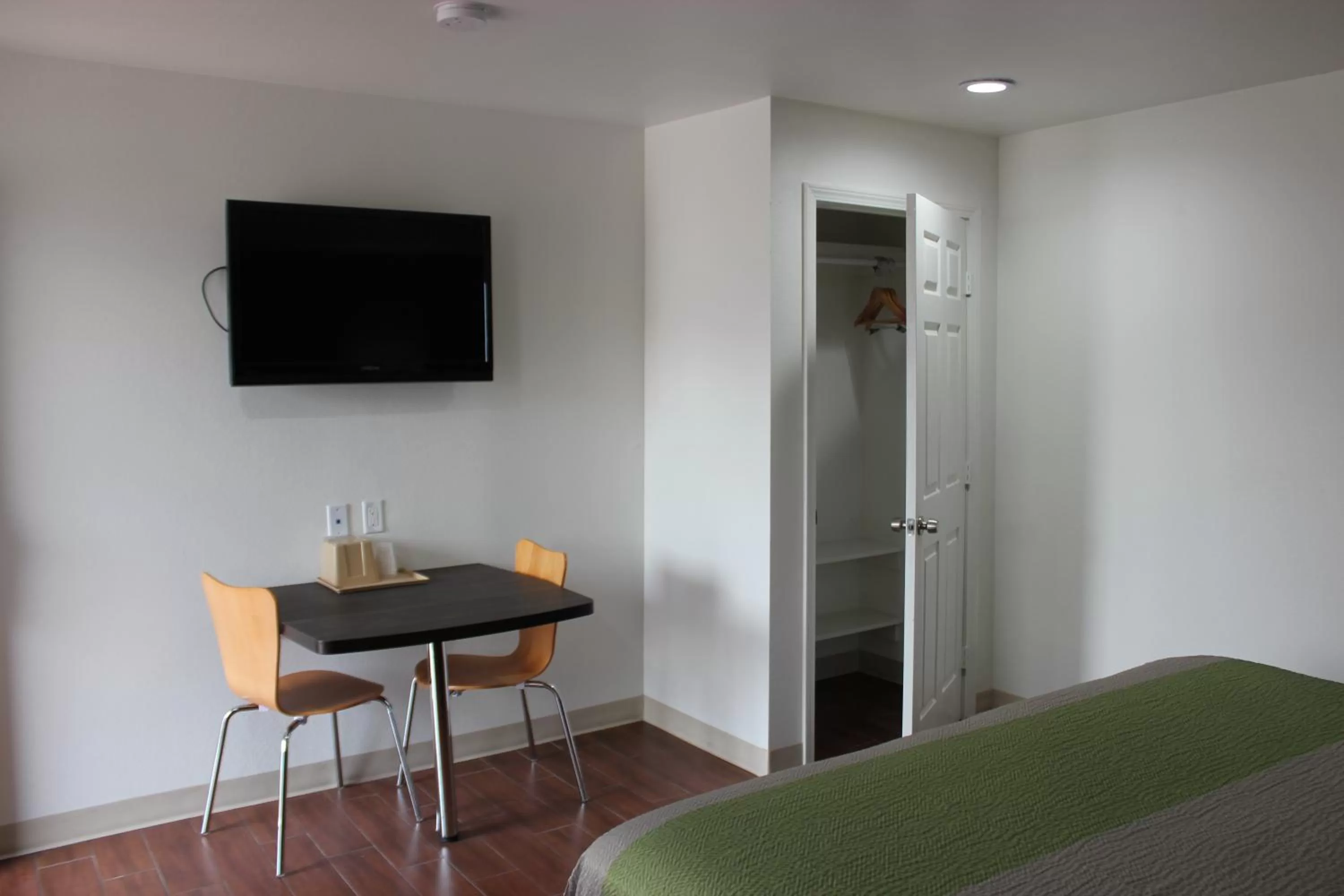 Bedroom, TV/Entertainment Center in Studio 6-Houston, TX - East