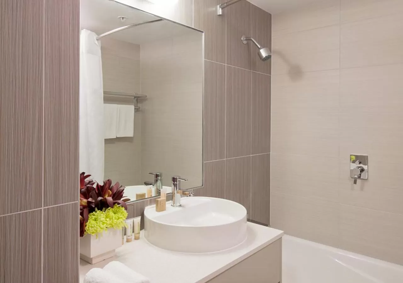 Bathroom in Sudima Auckland Airport